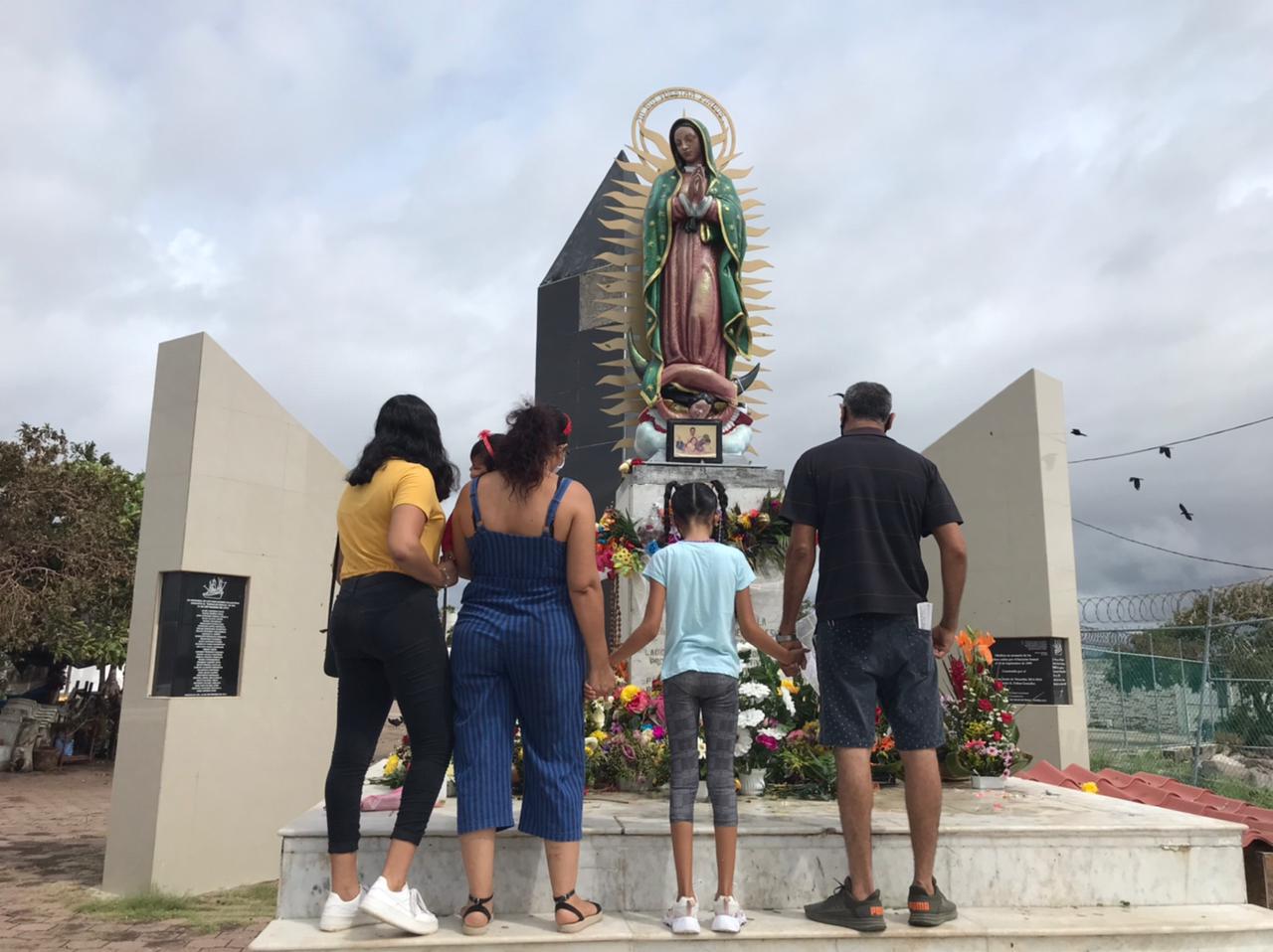 $!En Mazatlán agradecen a la Virgen de La Puntilla hasta tener luz eléctrica