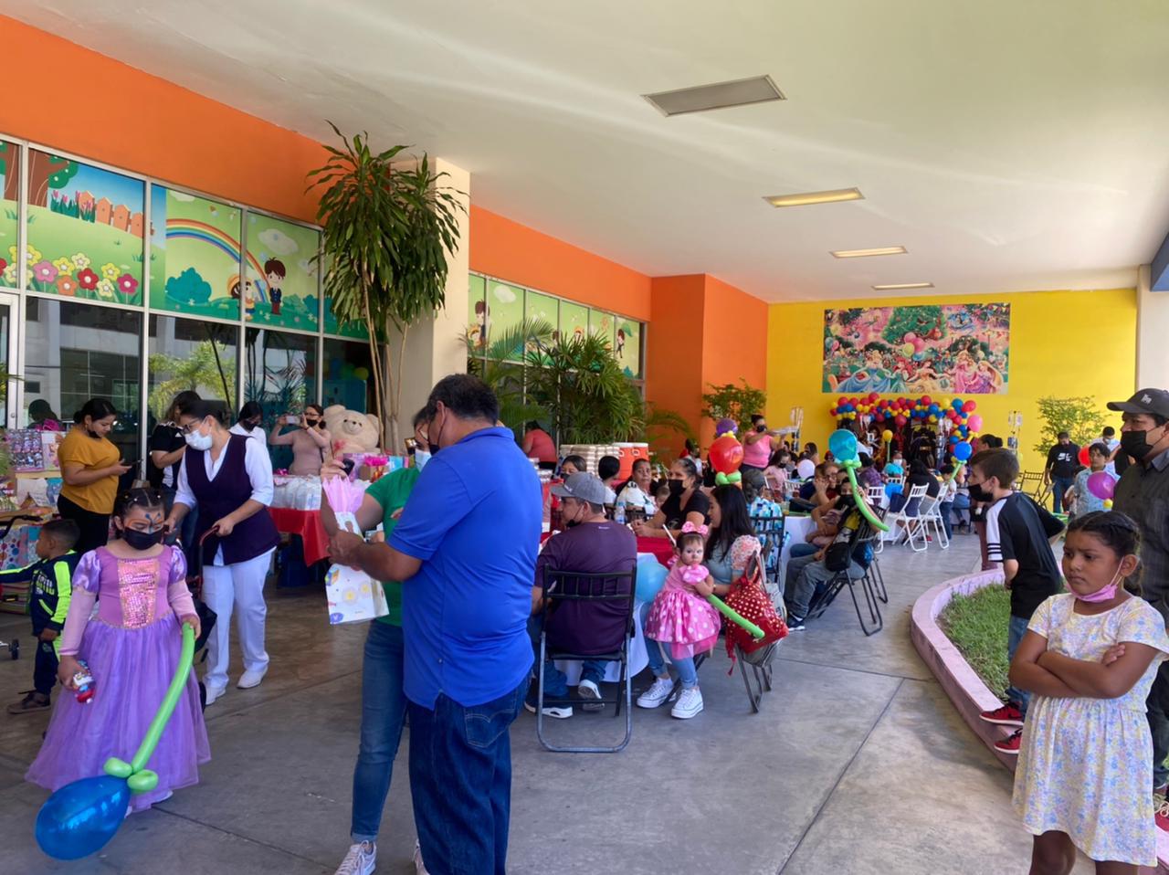 $!Ángeles Nocturnos organiza festejo por el Día de la Niñez en Hospital Pediátrico de Sinaloa