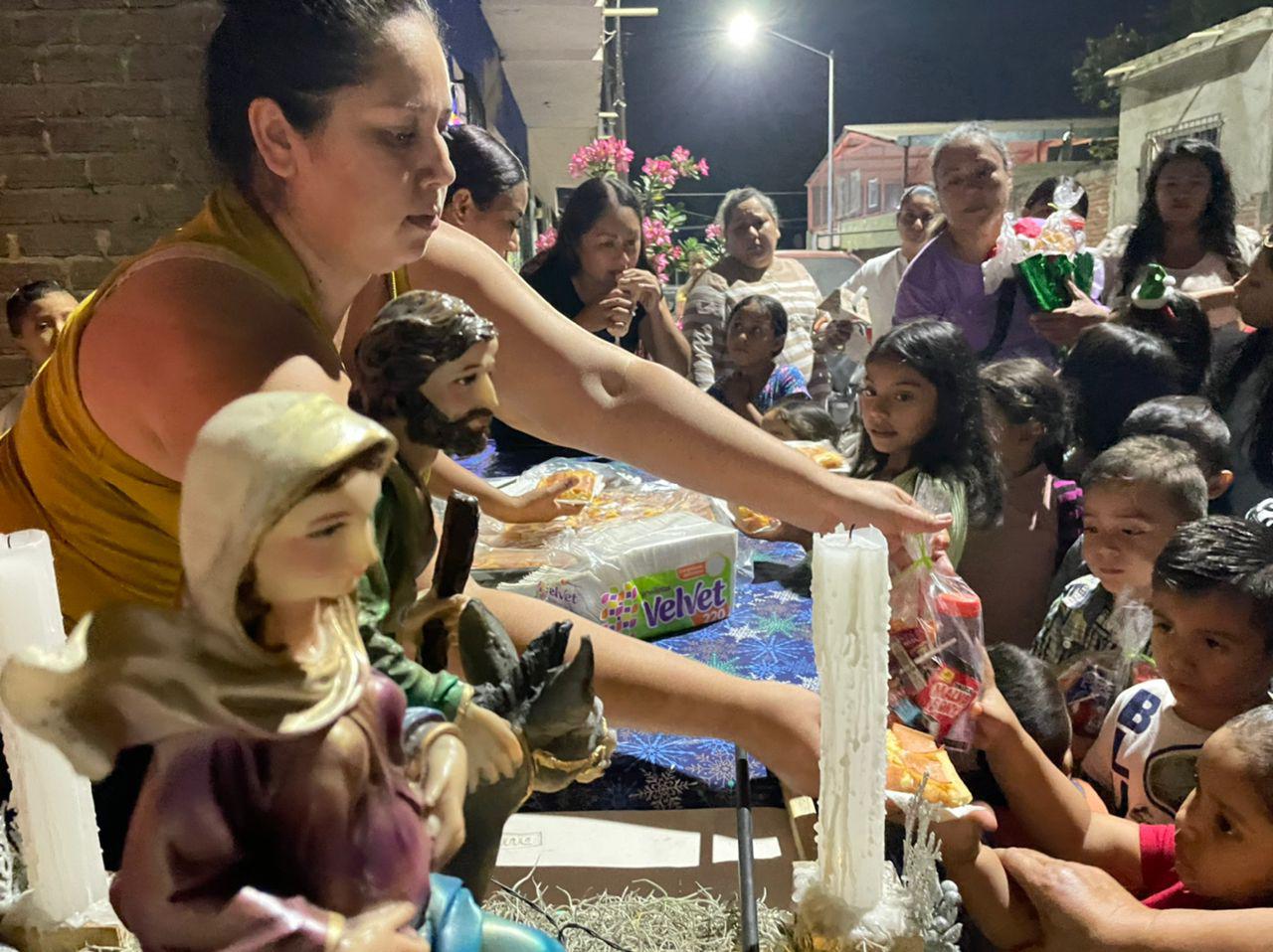 $!Niños y niñas piden posada por las calles de Rosario