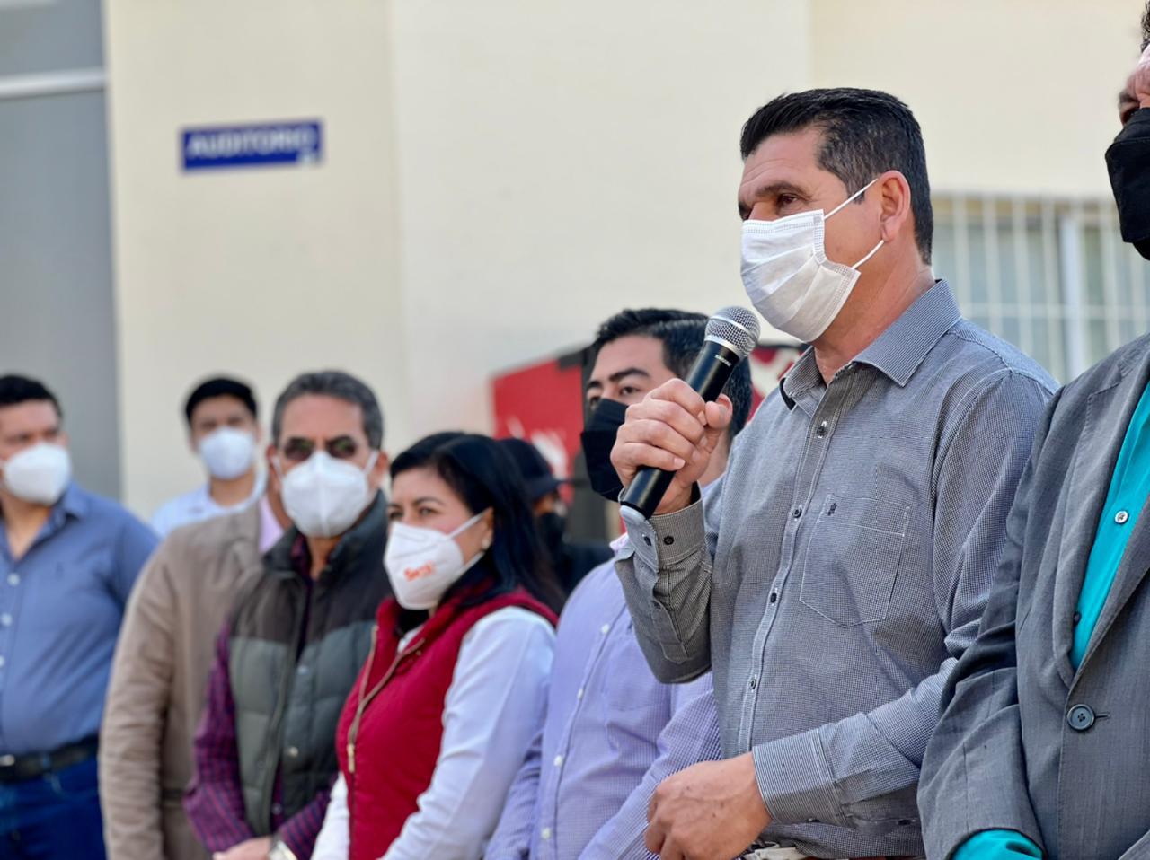 $!En Salvador Alvarado el primer maestro en vacunarse es el Alcalde Armando Camacho