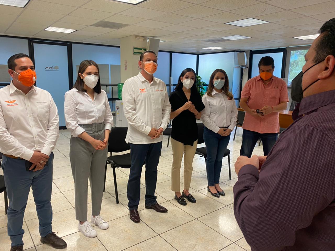 $!Respaldado por un centenar de simpatizantes, Sergio Torres se registra ante el IEES