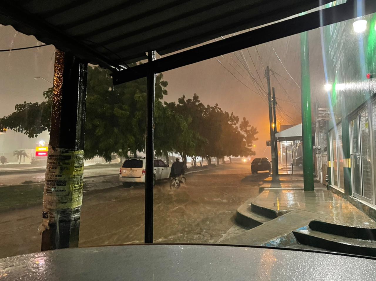 $!Tormenta tropical Madeline genera lluvias y apagones en Mazatlán