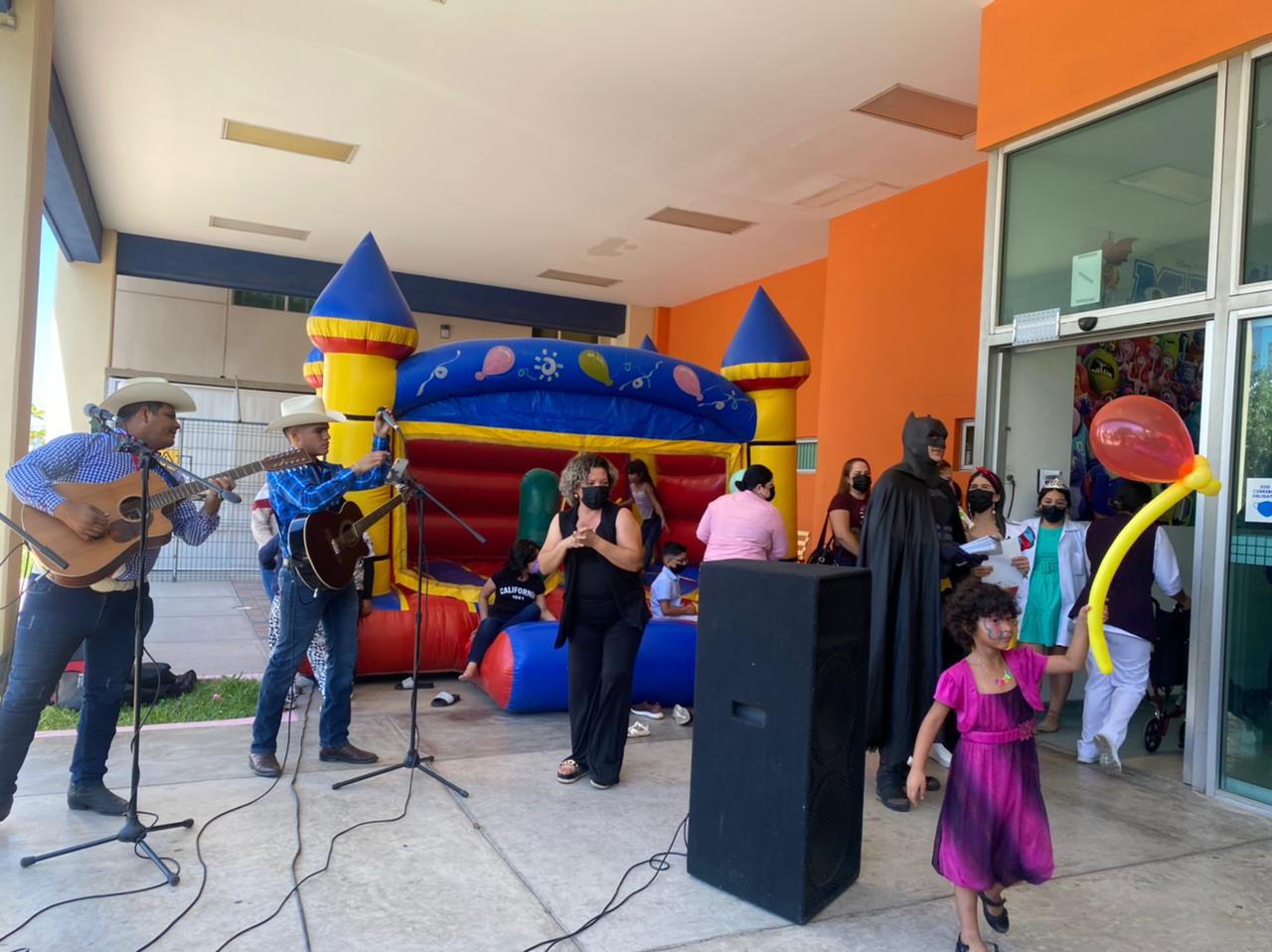 $!Ángeles Nocturnos organiza festejo por el Día de la Niñez en Hospital Pediátrico de Sinaloa
