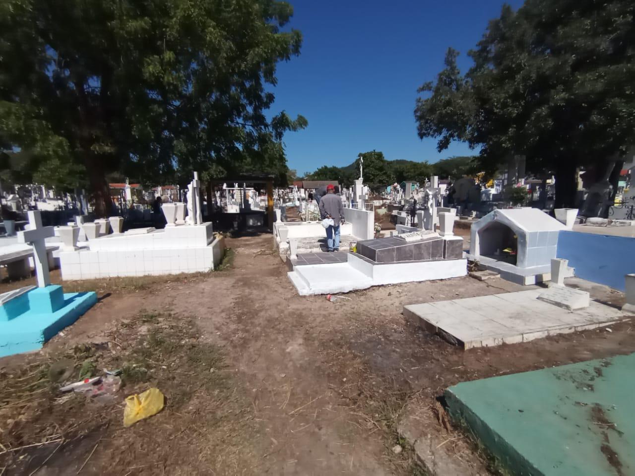 $!Tranquilo, Día de los Angelitos en el panteón municipal de Rosario