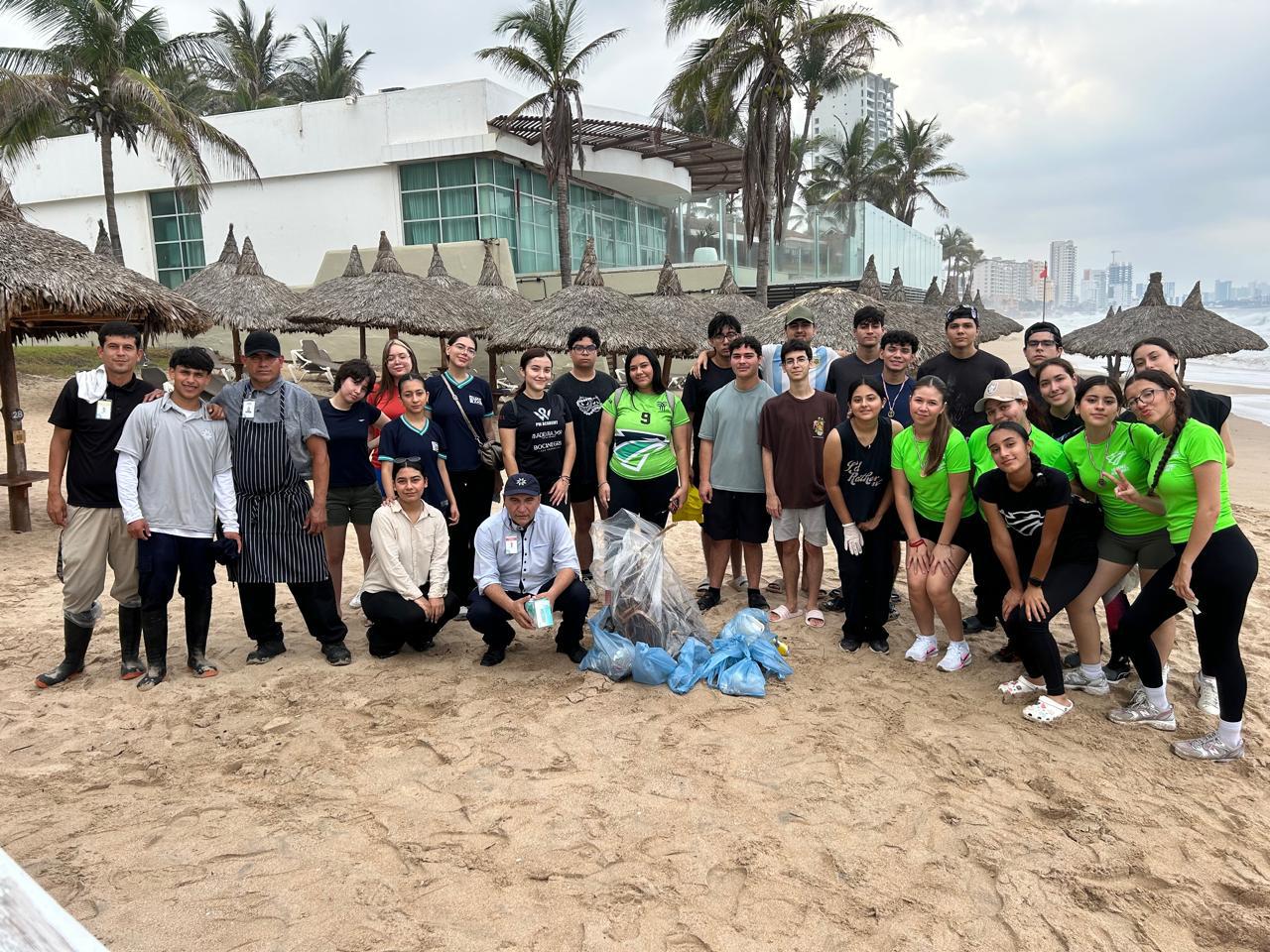 $!Retiran colillas, plásticos y palmas secas en playas de Cerritos, en Mazatlán