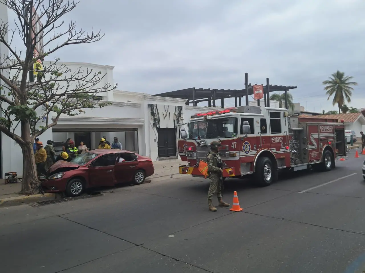$!Choque sobre el Malecón Nuevo de Culiacán deja dos personas lesionadas