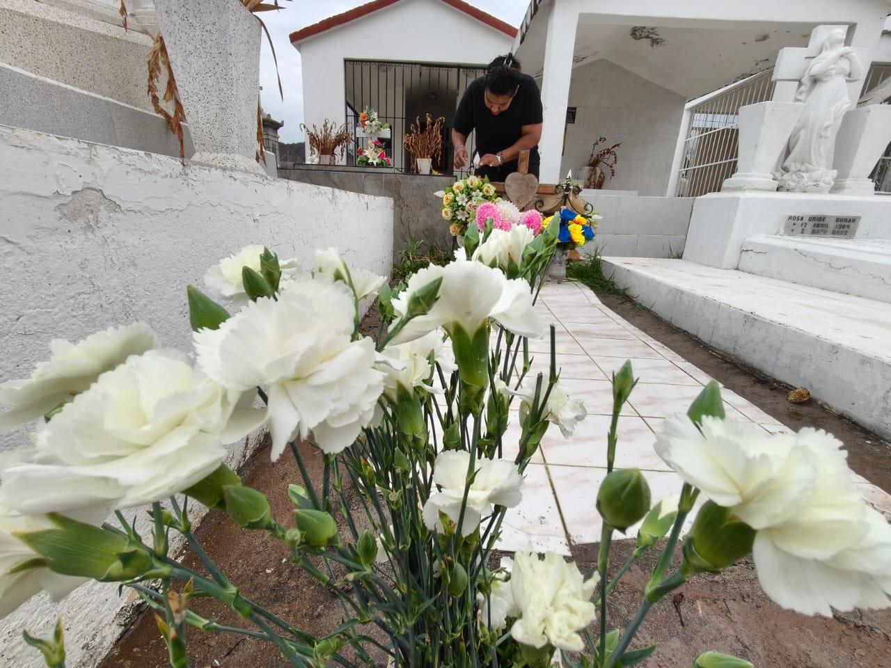 $!A 30 años de su partida, Jazmín mantiene vivo el recuerdo de su padre en cada visita a su tumba