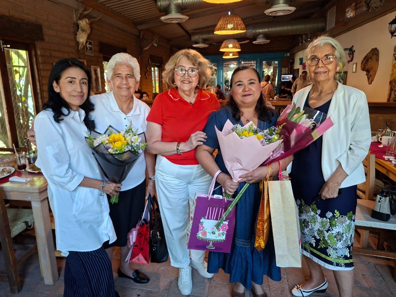 $!Amigas se reunieron para llenarla de flores, regalos y buenos deseos.