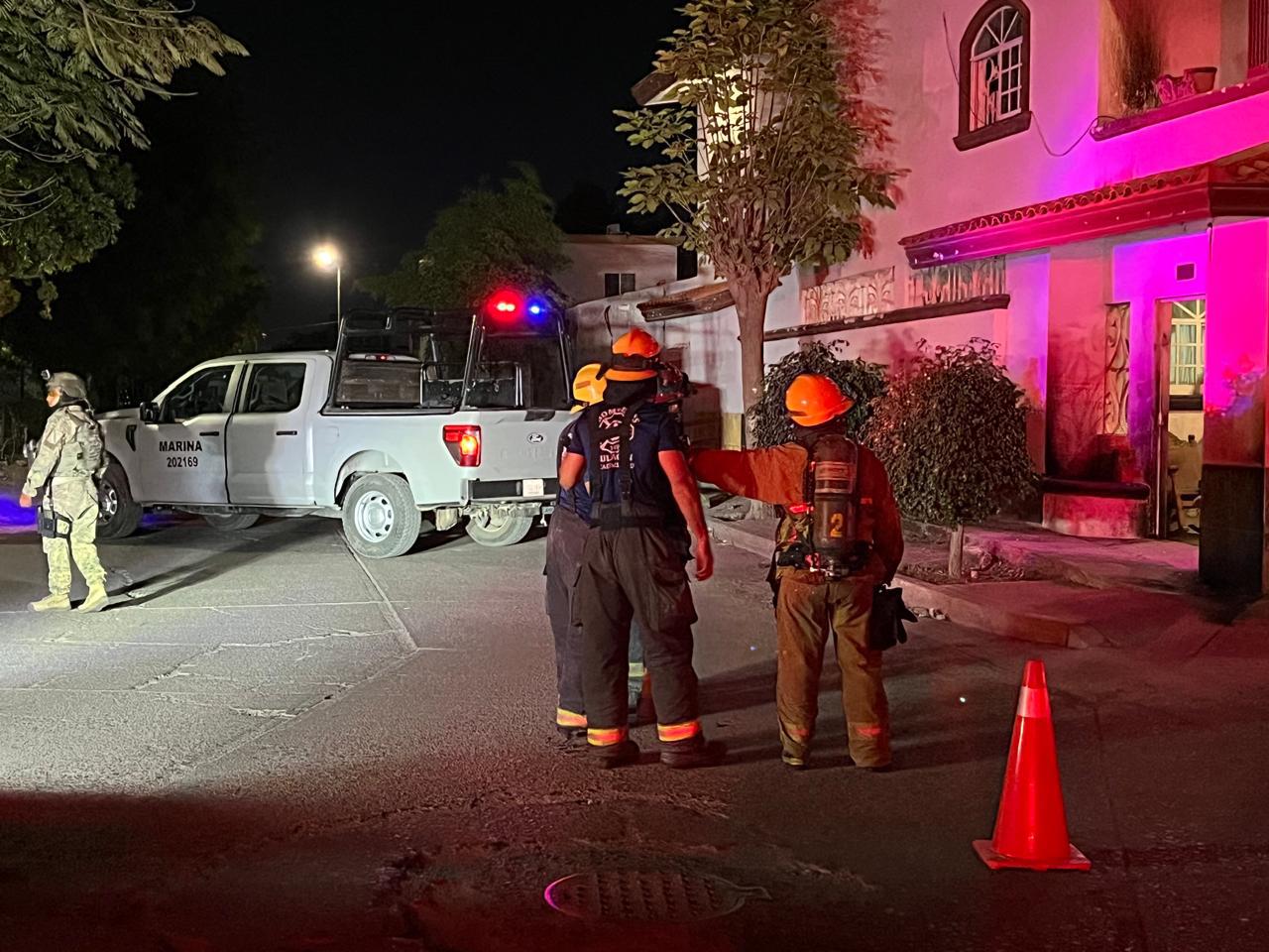 $!Incendio en una vivienda provoca la movilización de bomberos en el fraccionamiento Santa Rocío, en Culiacán