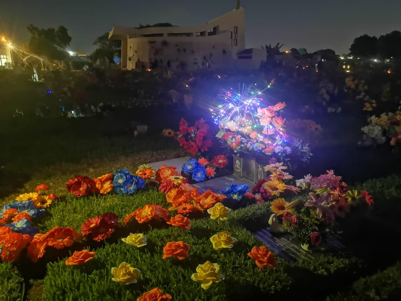 $!‘Siempre los recuerda uno’, familiares acuden a panteones de Mazatlán a pasar el día con sus seres queridos