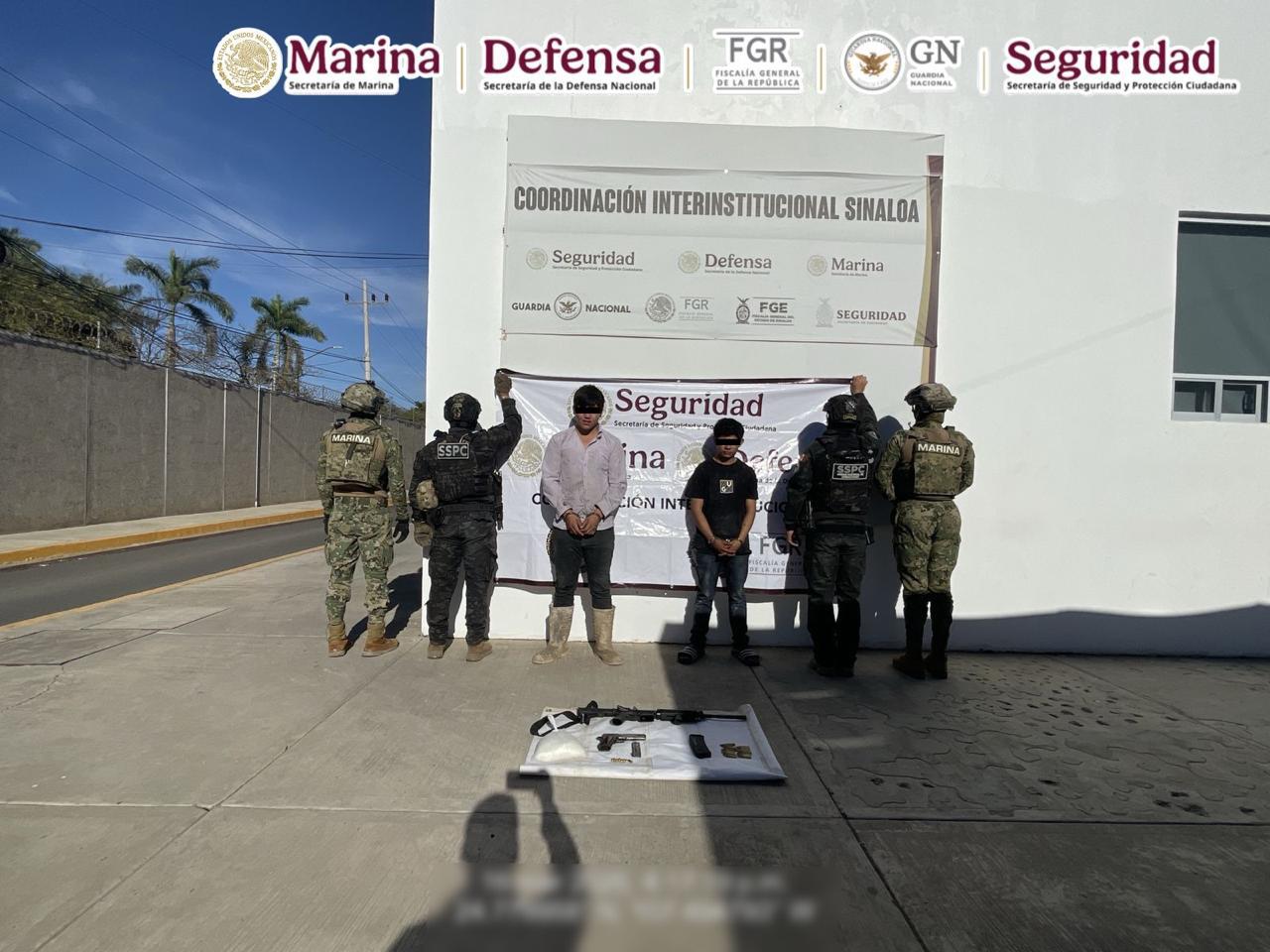 $!Tras persecución, policías de Harfuch detienen a dos jóvenes armados en la Culiacán-Mazatlán