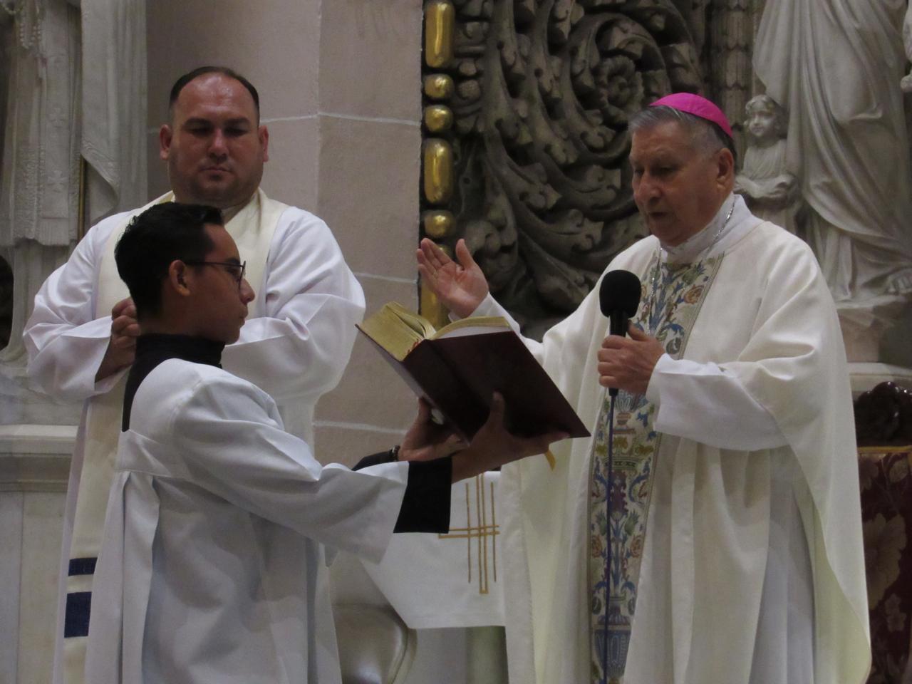 $!Llaman a vivir el amor y la humildad en misa de Jueves Santo en Catedral de Mazatlán