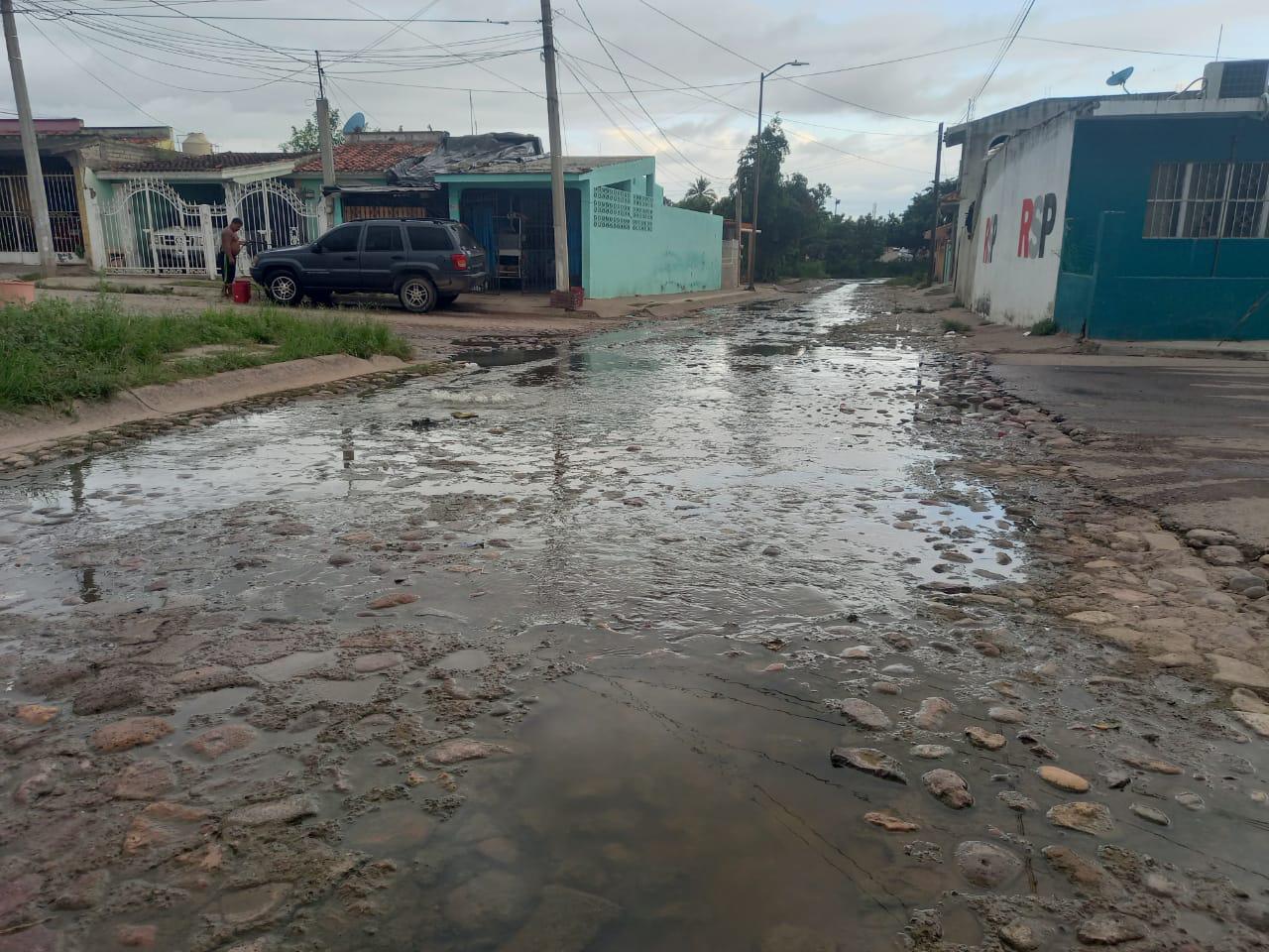 $!Se quejan vecinos de aguas pestilentes de un drenaje colapsado en la calle Río Piaxtla en Escuinapa
