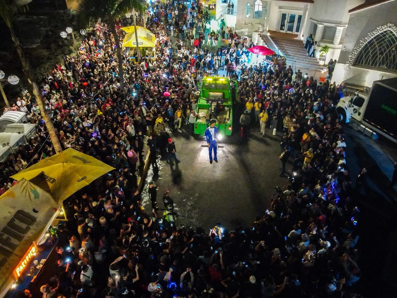 $!‘Explota’ Nawat Itsaragrisil en la tradicional Quema del Mal humor del Carnaval de Mazatlán