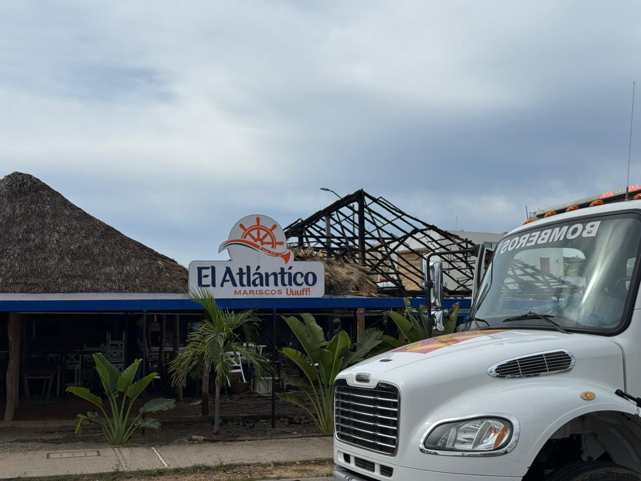 $!Fuego consume restaurante de mariscos en Real del Valle, en Mazatlán