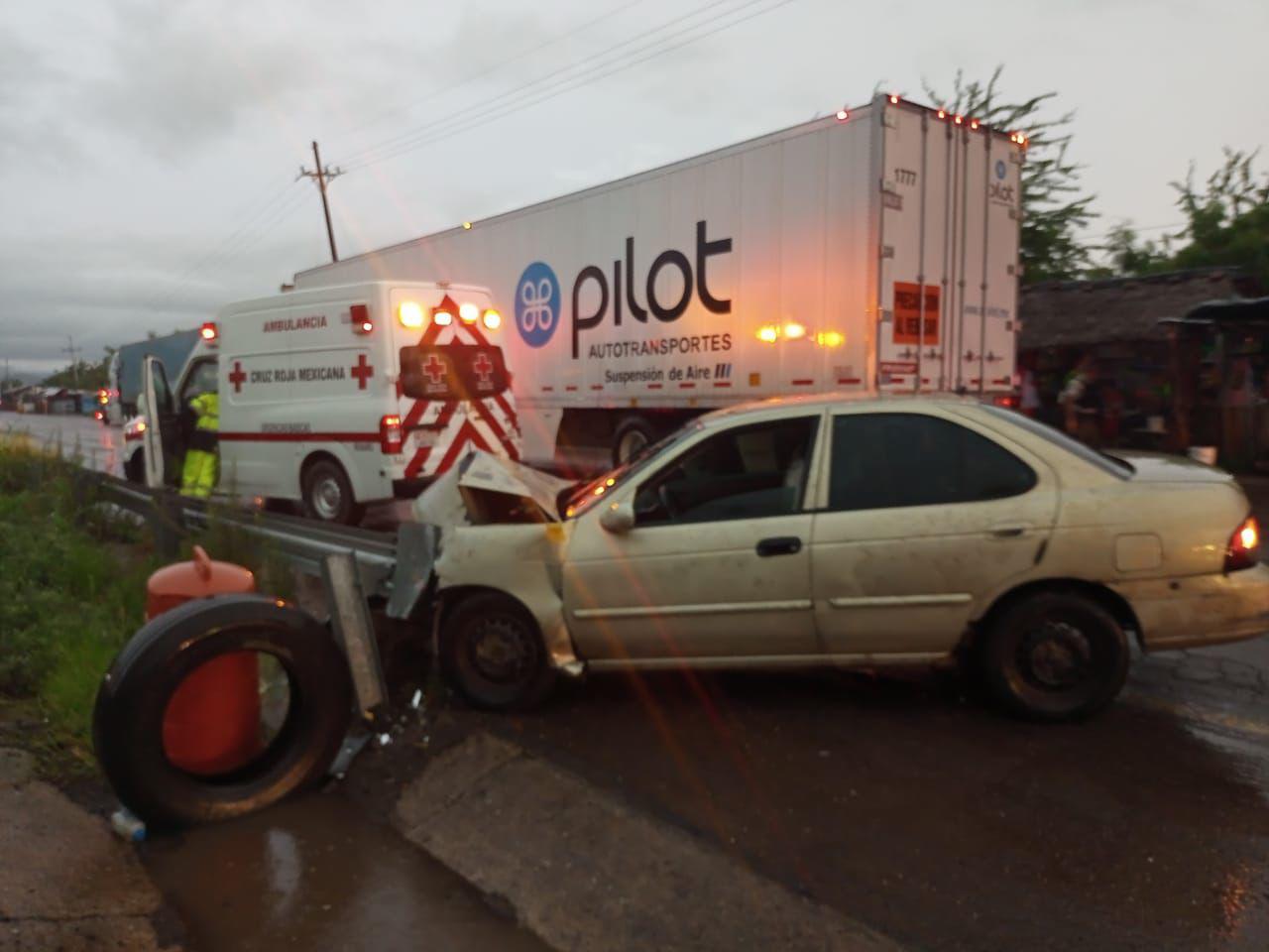 $!Choca auto contra barrera de contención de la Mazatlán-Tepic