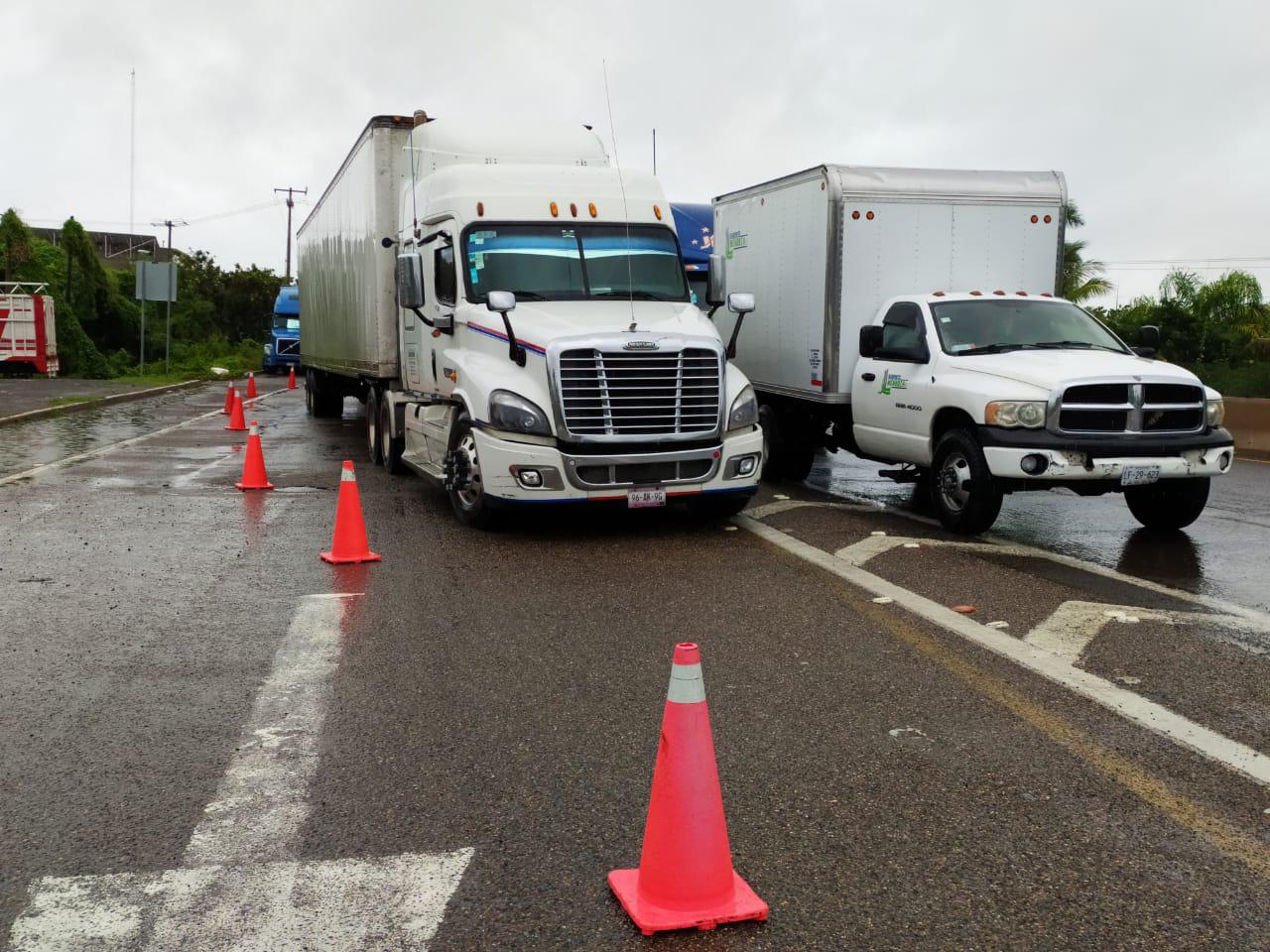 $!Salida norte de Mazatlán, saturada por cierre de autopista a Culiacán