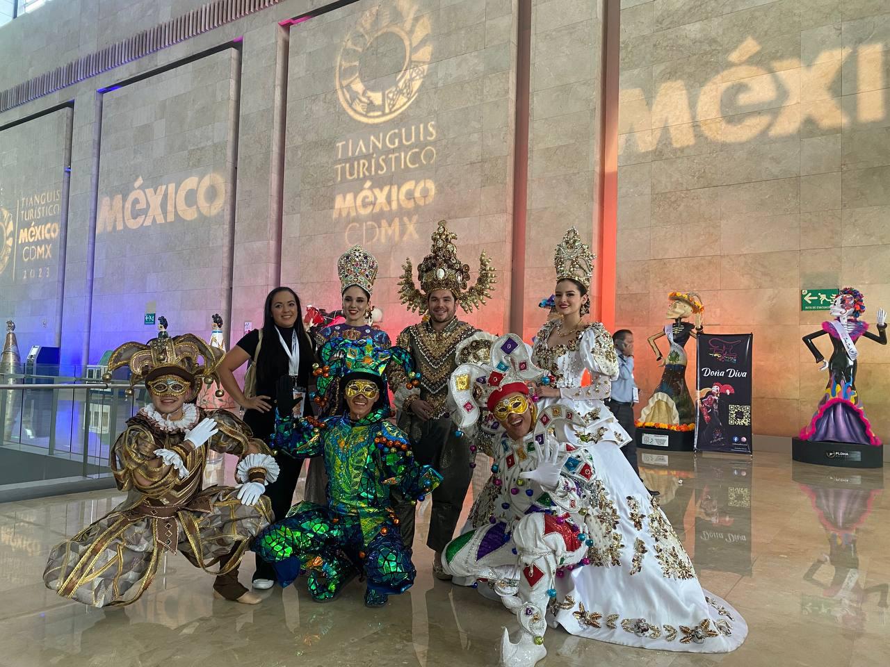 $!Los soberanos acompañados de arlequines.