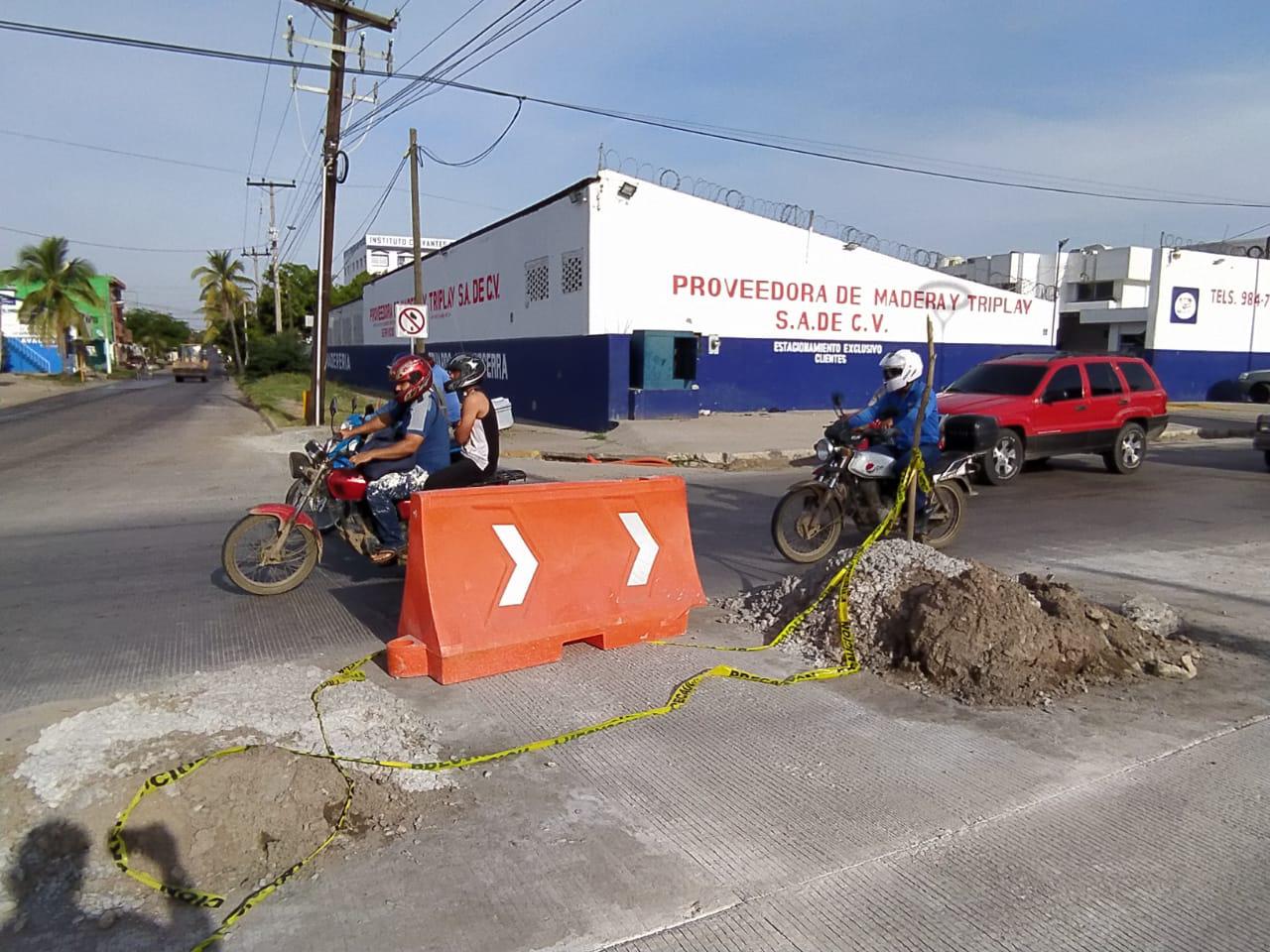 $!El caos vial sigue en la Gabriel Leyva; aún hay muchos puntos que no se liberan del todo en la vialidad de Mazatlán