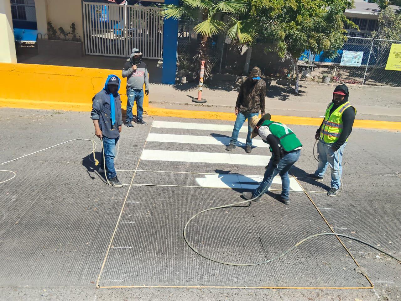 $!Refuerzan seguridad vial en Culiacán con señalización y pintura en puntos estratégicos