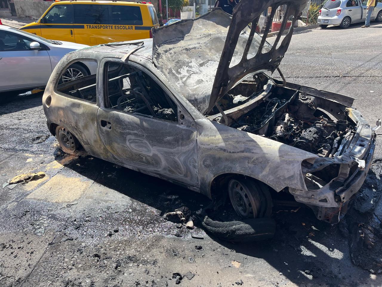 $!Se incendia un vehículo en la colonia 5 de Mayo, en Culiacán