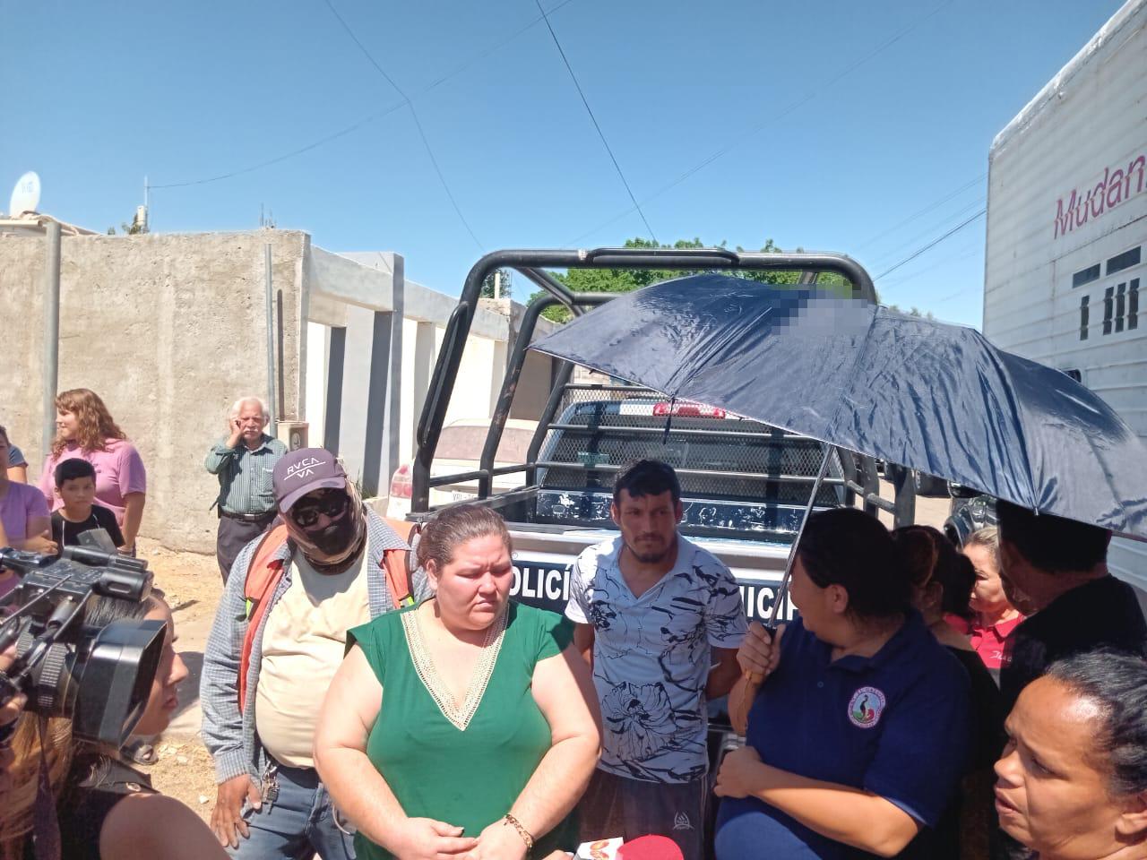$!Desalojan a familias de Culiacán que invadían casas en Santa Rocío