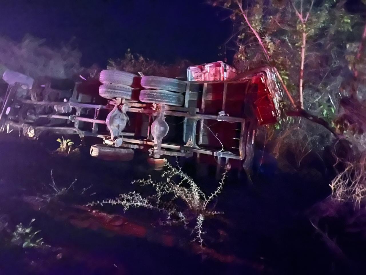 $!Se incendia auto y vuelca camión tras choque en Rosario