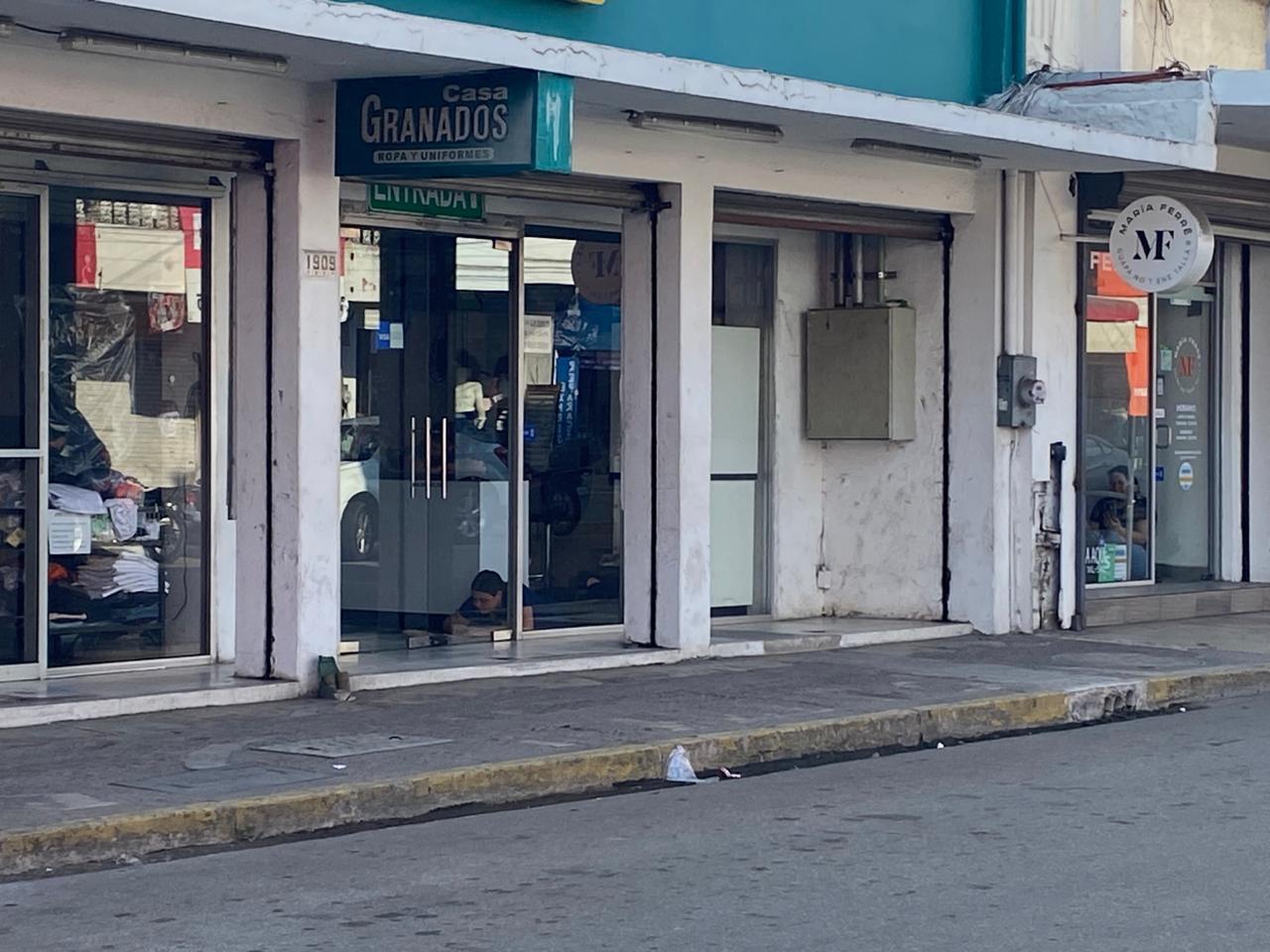 $!Se queda el Centro de Mazatlán sin energía eléctrica durante más de dos horas