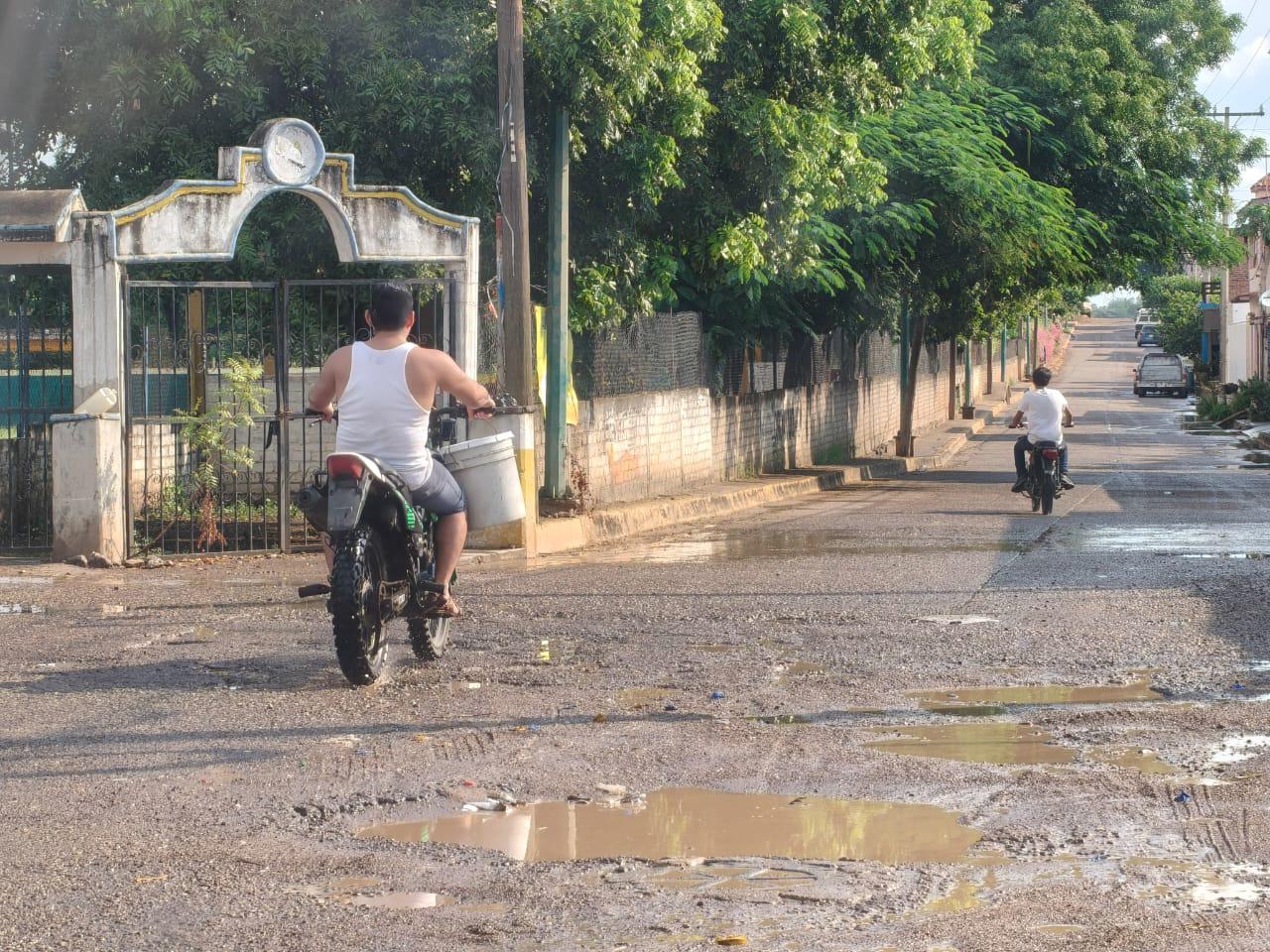 $!Lluvias repentinas dejan encharcamientos en calles y baches en El Rosario