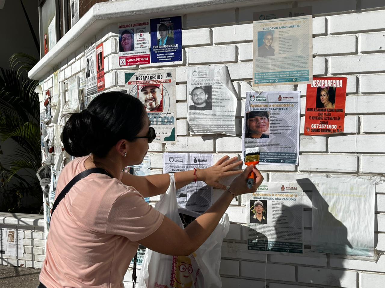 $!Gritan en Semefo y Vicefiscalía en Mazatlán por sus desaparecidos