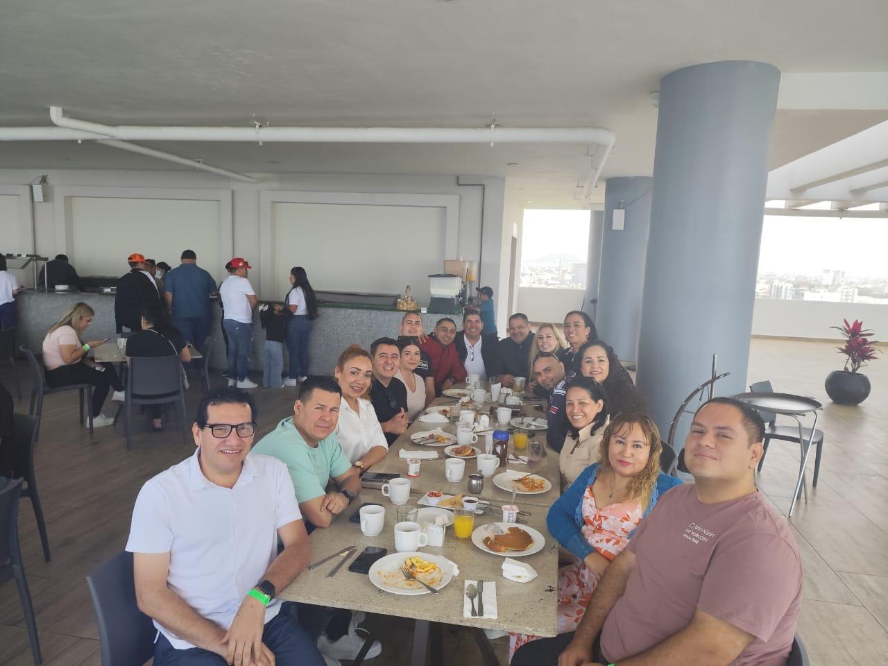 $!Los presentes compartieron una reunión matutina que se celebró en un restaurante de un hotel de la localidad.