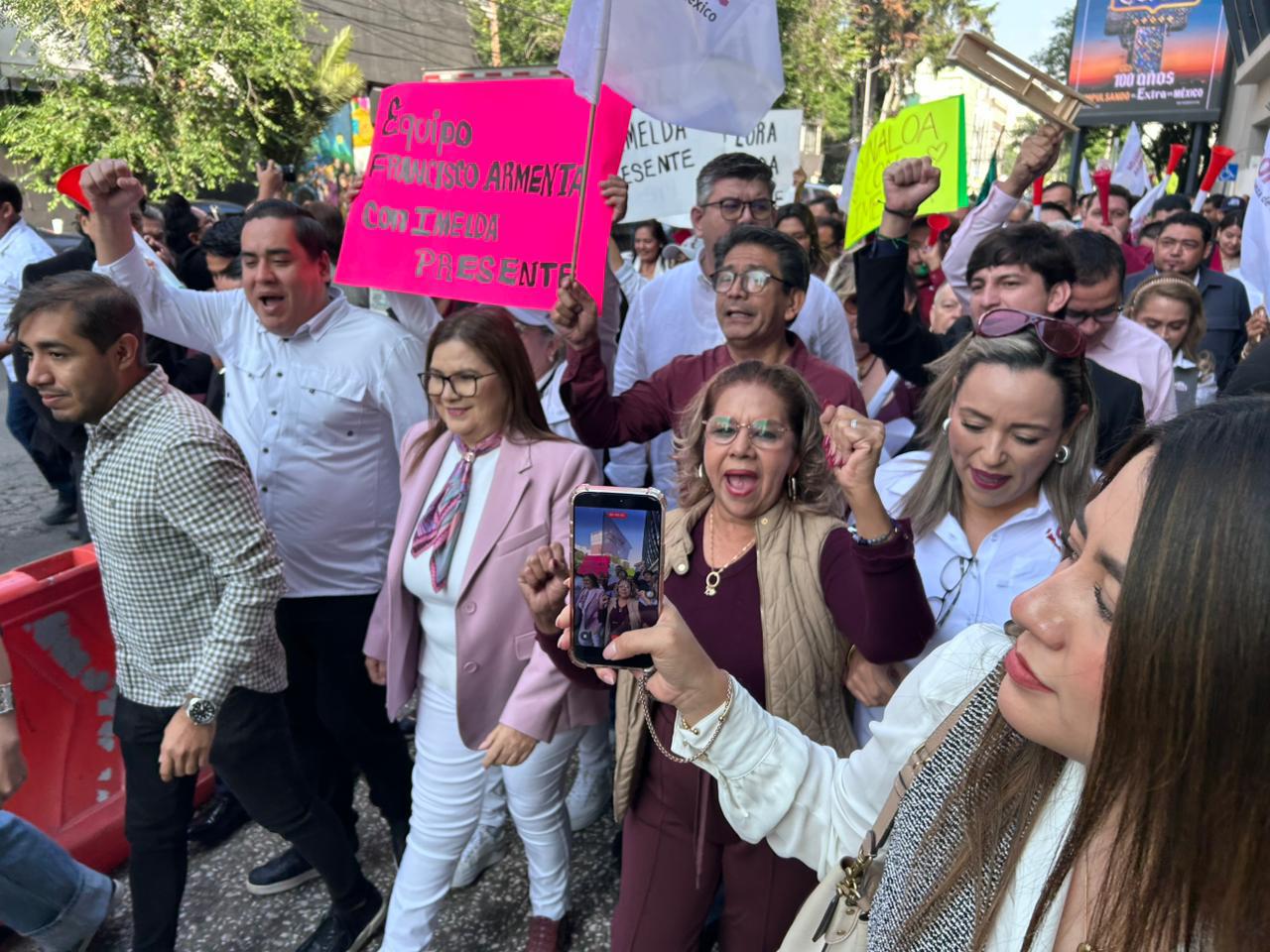 $!Imelda Castro llega entre simpatizantes a registrarse en el proceso interno de Morena en Sinaloa