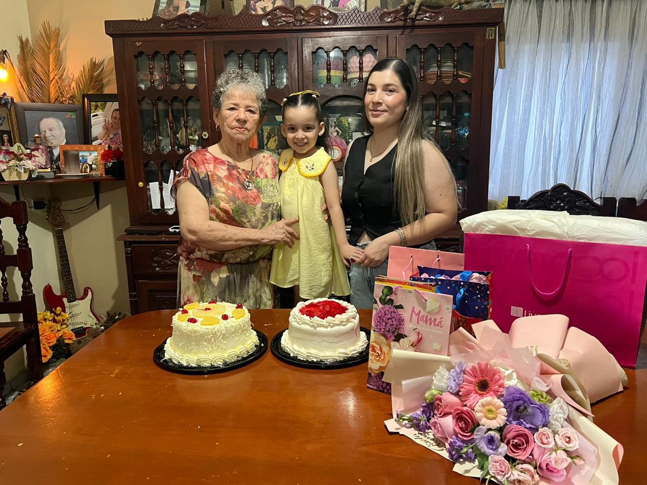 $!Su nieta y bisnieta, María Sánchez y Ana María Beltrán, la felicitaron.