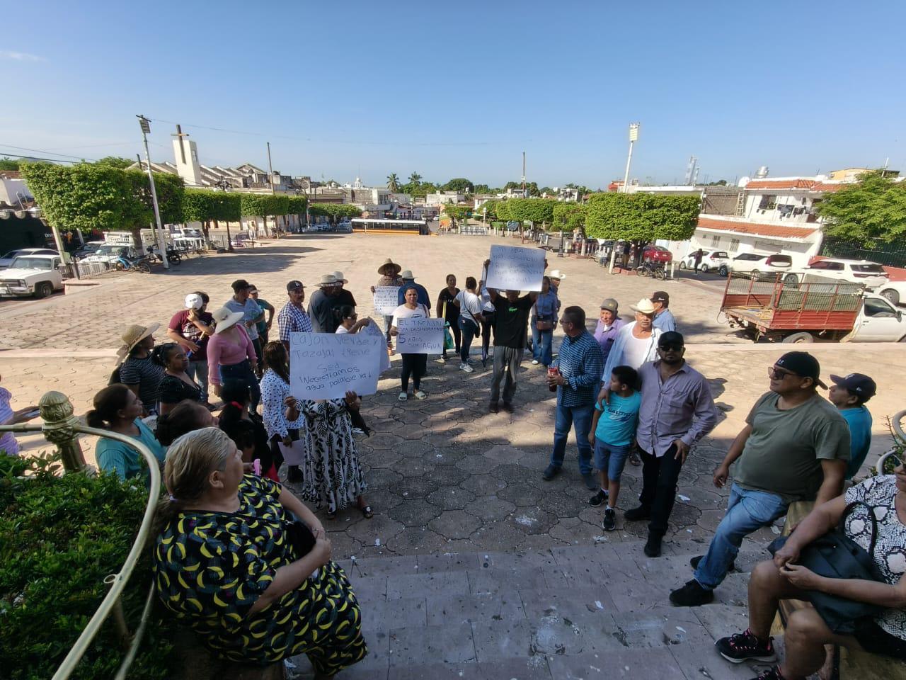 $!Al grito de ‘¡Queremos agua!’, vecinos de Cajón Verde y El Tazajal protestan en el Ayuntamiento de Rosario
