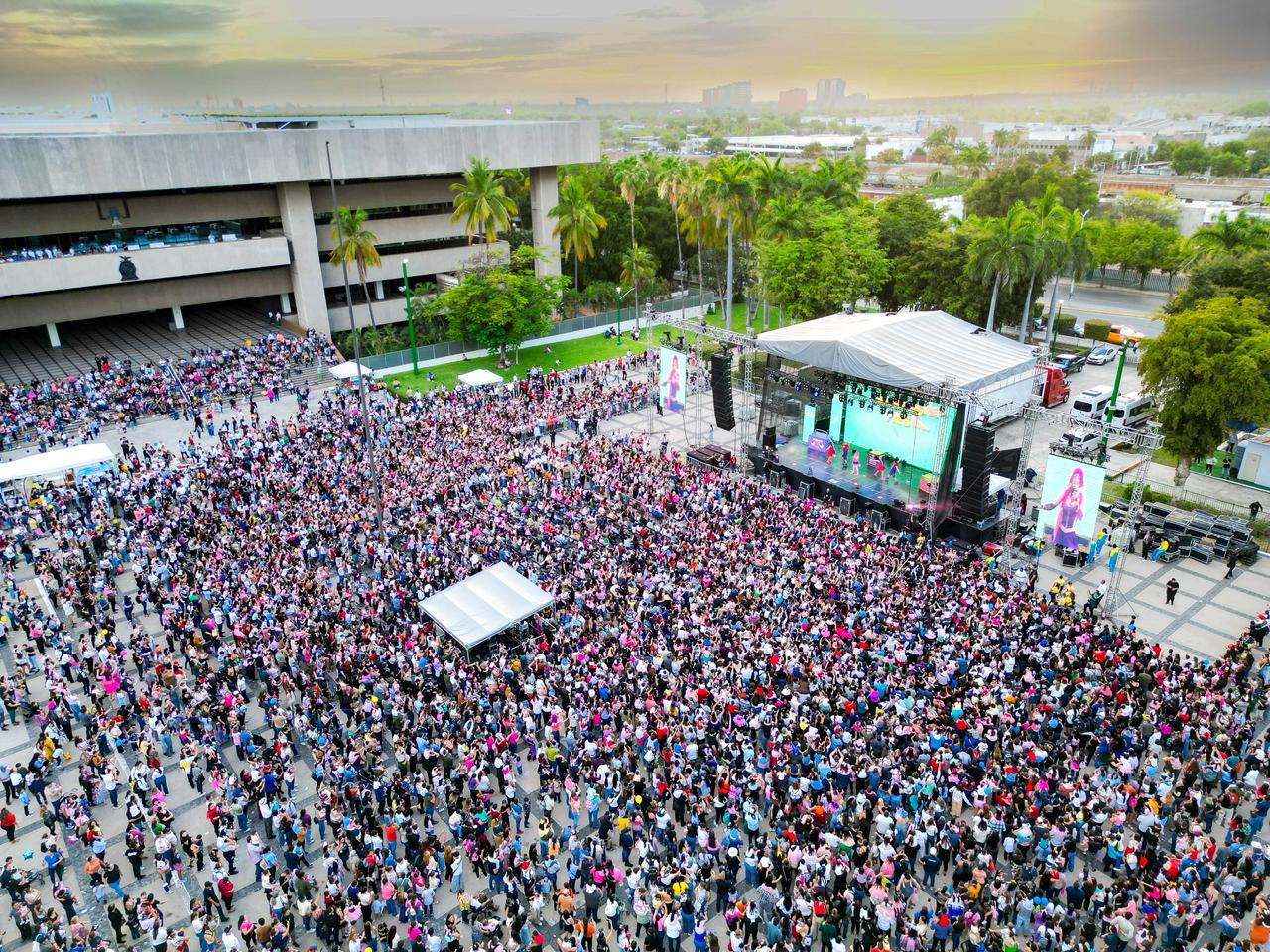 $!Celebran más de 20 mil personas el Día de la Niñez en Palacio de Gobierno