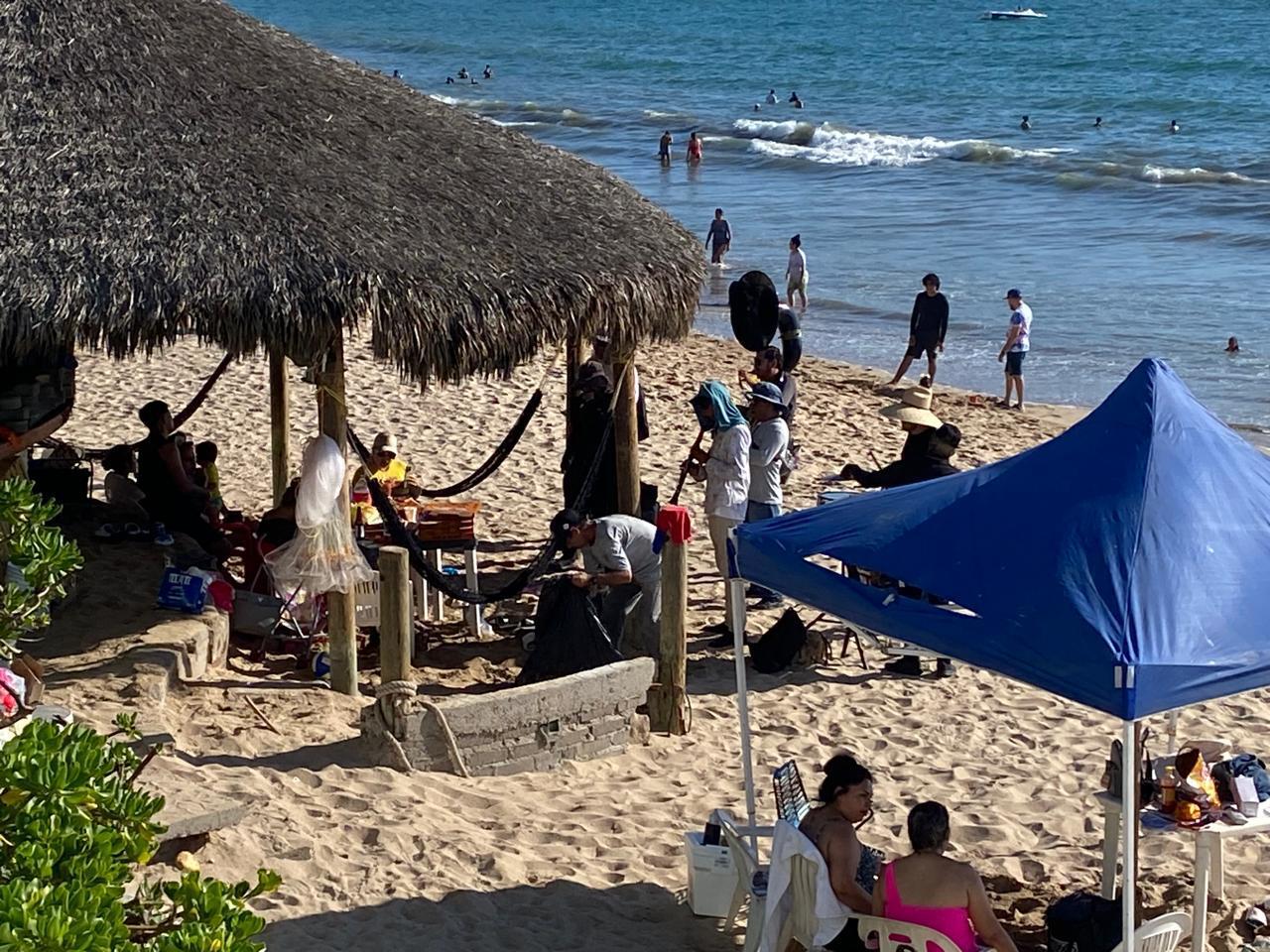 $!Playas de Mazatlán registran baja afluencia de bañistas en Jueves Santo