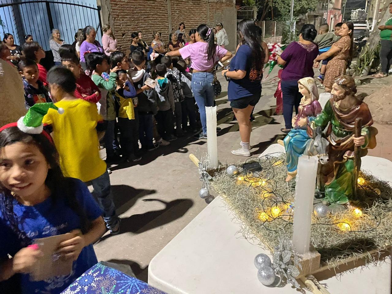 $!Niños y niñas piden posada por las calles de Rosario