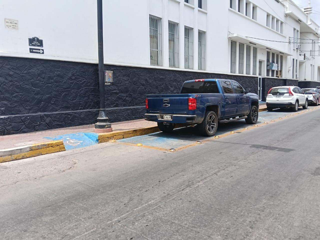 $!Denuncian invasión de cajones para personas con discapacidad en el Centro de Mazatlán