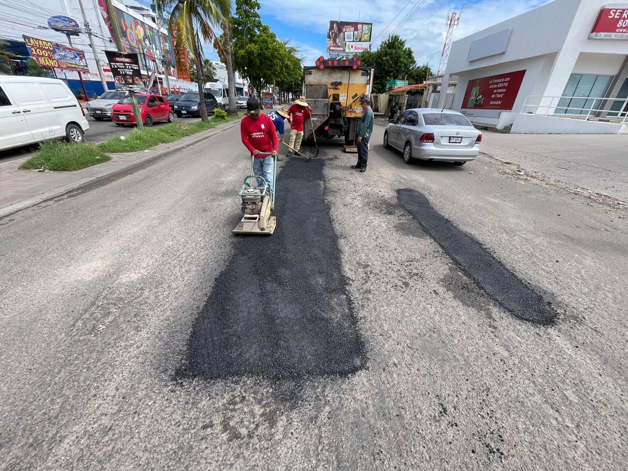 $!Avanza Comuna con trabajos de bacheo en Culiacán; cuadrillas municipales reparan asfalto en puntos afectados