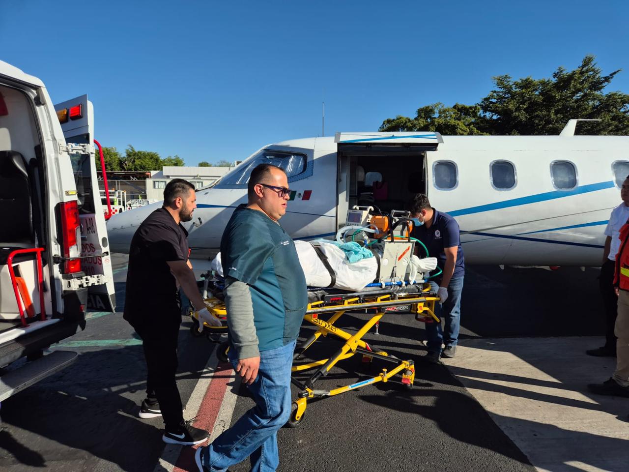 $!De Guamúchil a Galveston: trasladan a hermanos heridos por incendio