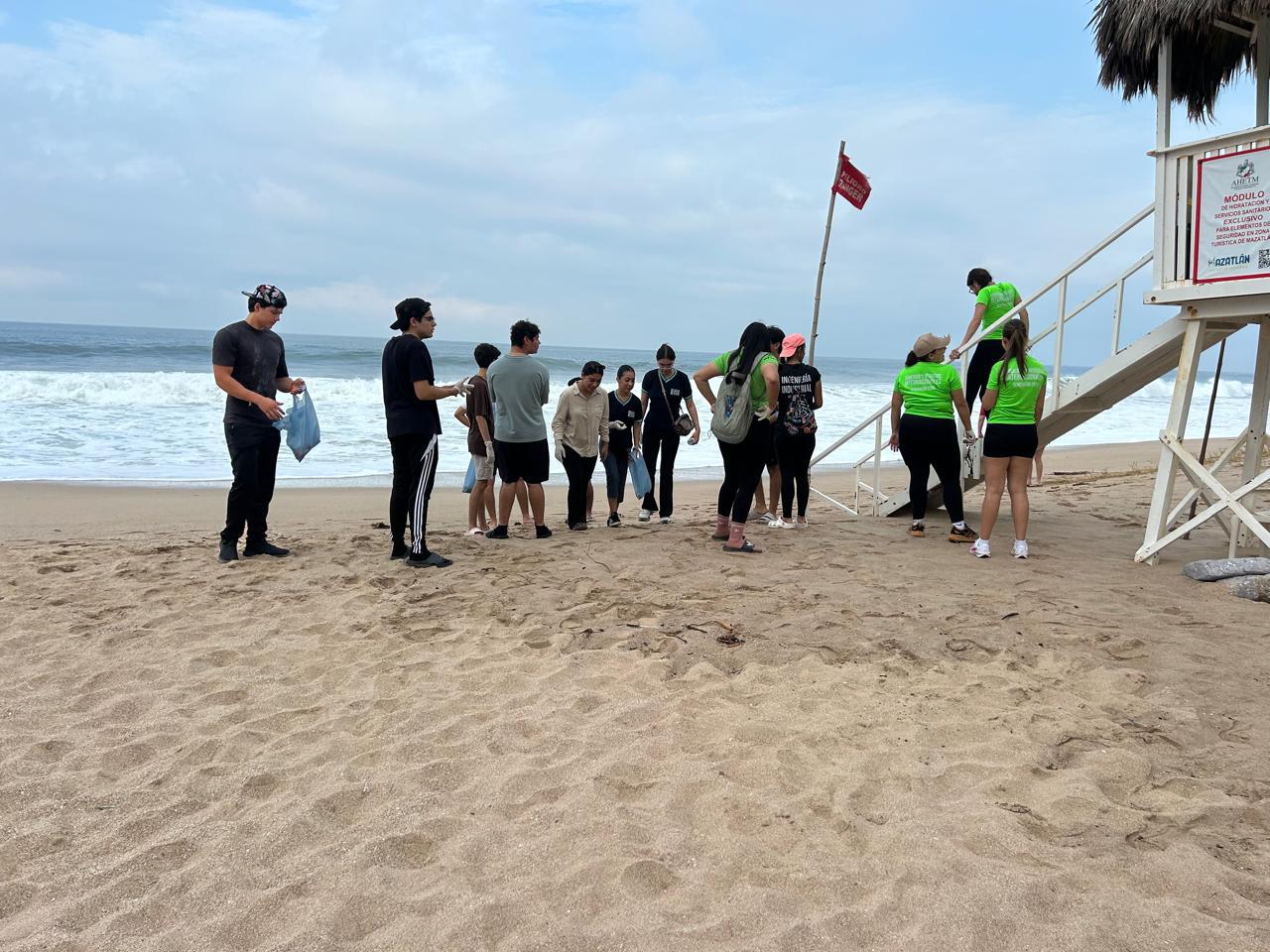$!Retiran colillas, plásticos y palmas secas en playas de Cerritos, en Mazatlán