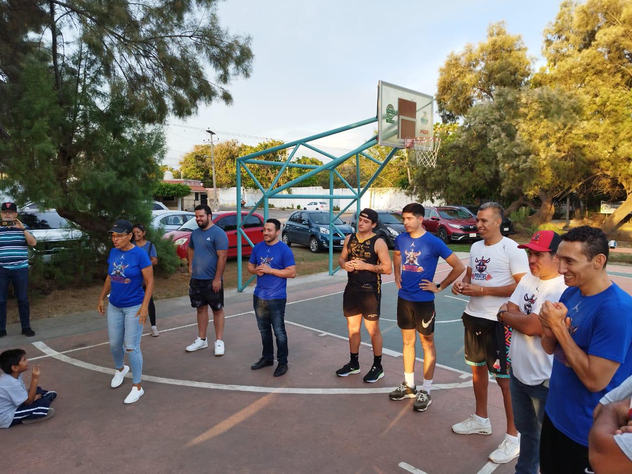 $!Piratas Basketball estrecha lazos de amistad con Súper Héroes Mazatlán
