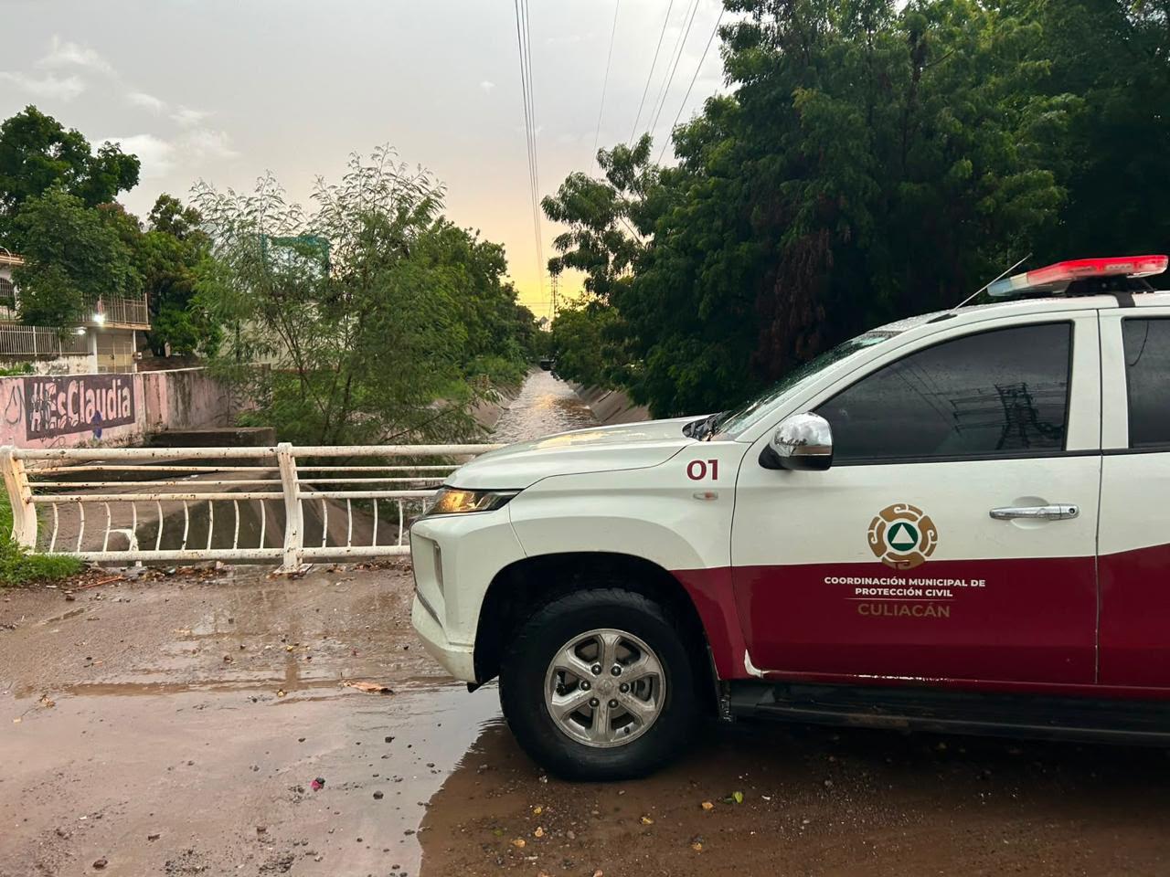 $!Rescatan cuerpos de auxilio a cuatro personas arrastradas por un arroyo durante lluvias en Culiacán