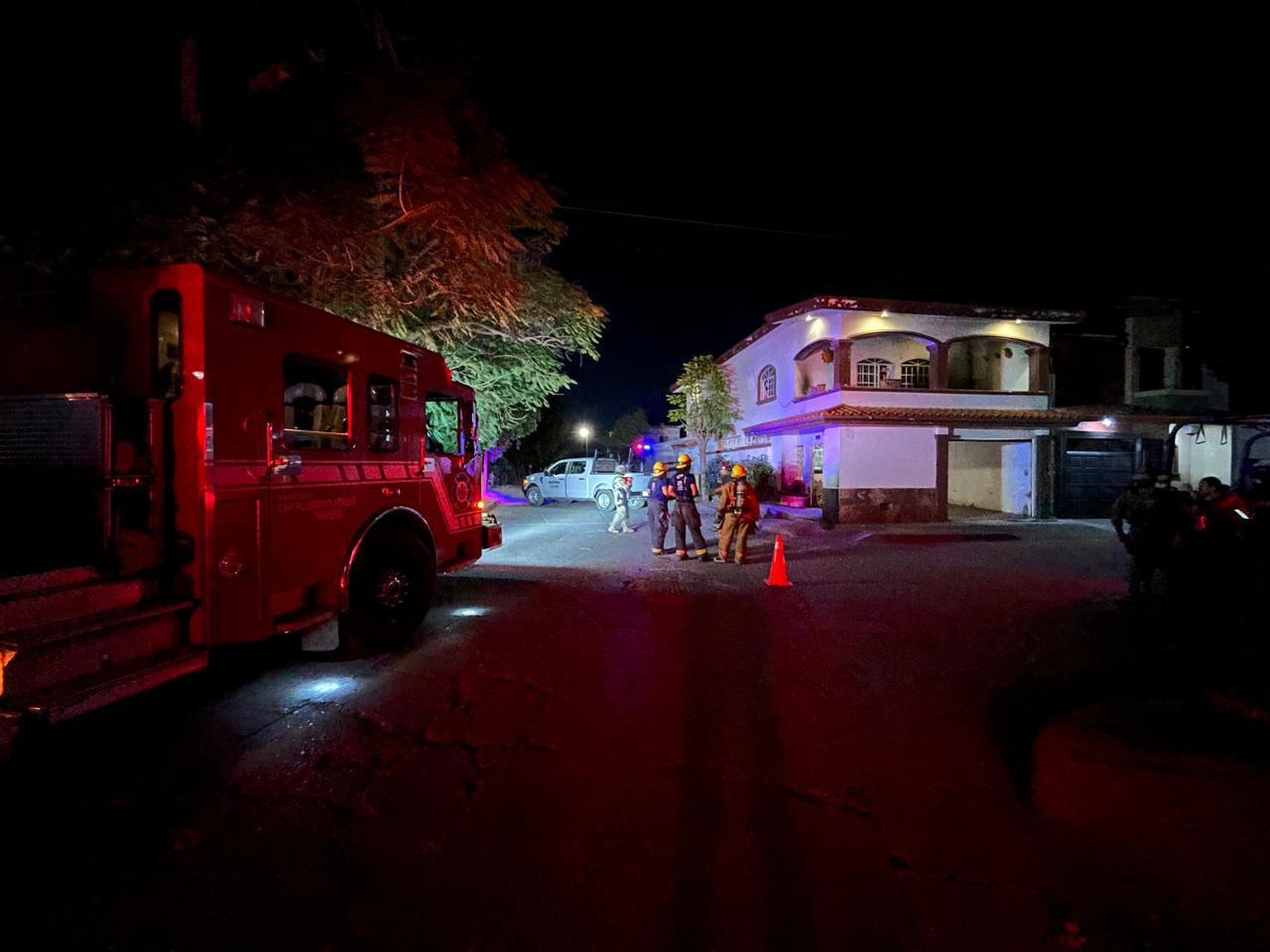 $!Incendio en una vivienda provoca la movilización de bomberos en el fraccionamiento Santa Rocío, en Culiacán