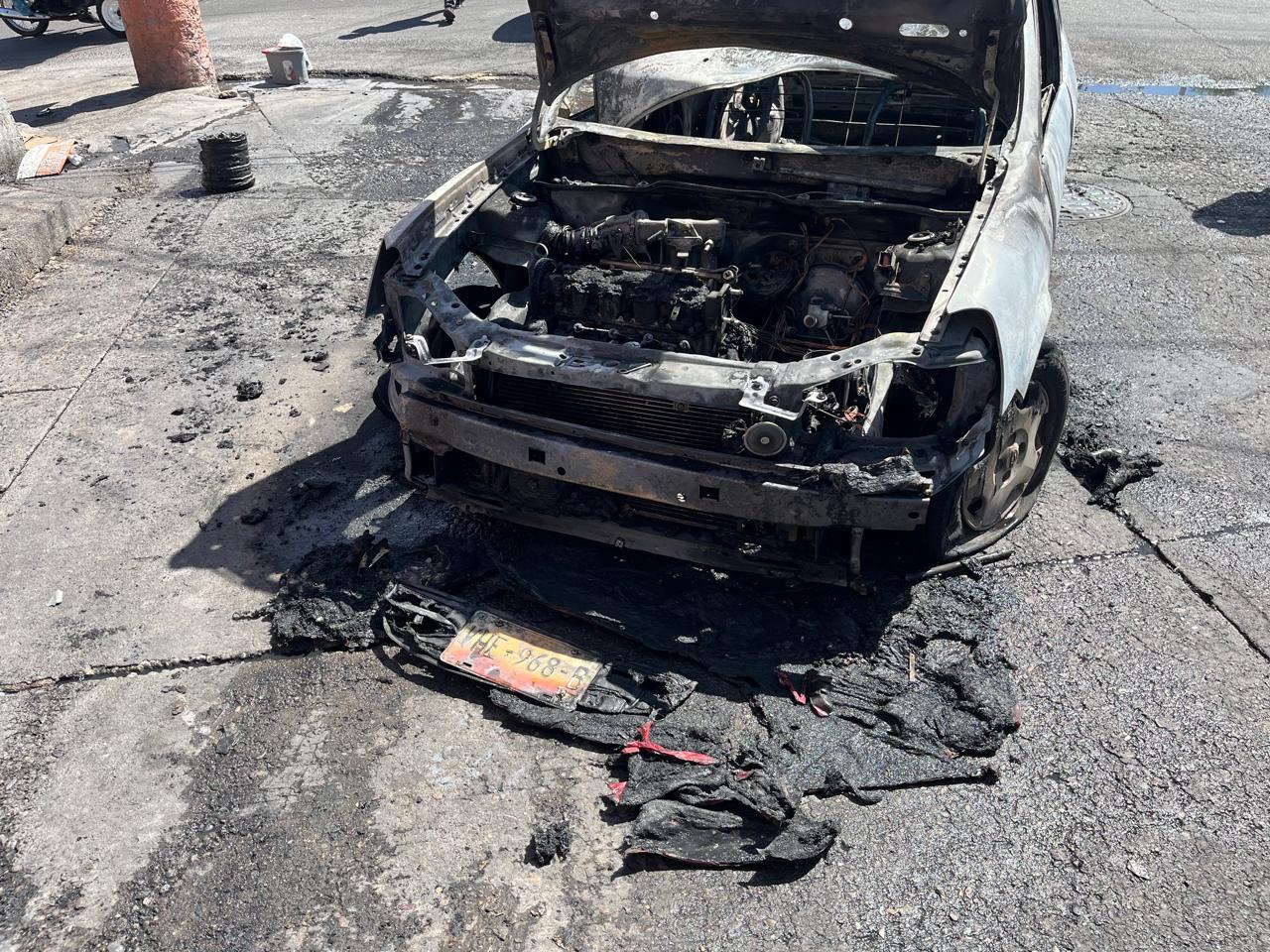 $!Se incendia un vehículo en la colonia 5 de Mayo, en Culiacán