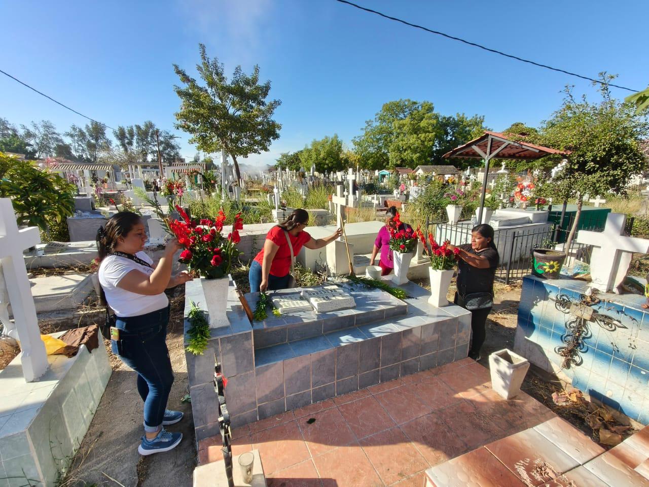 $!Familias de Rosario honran a sus madres en el panteón municipal