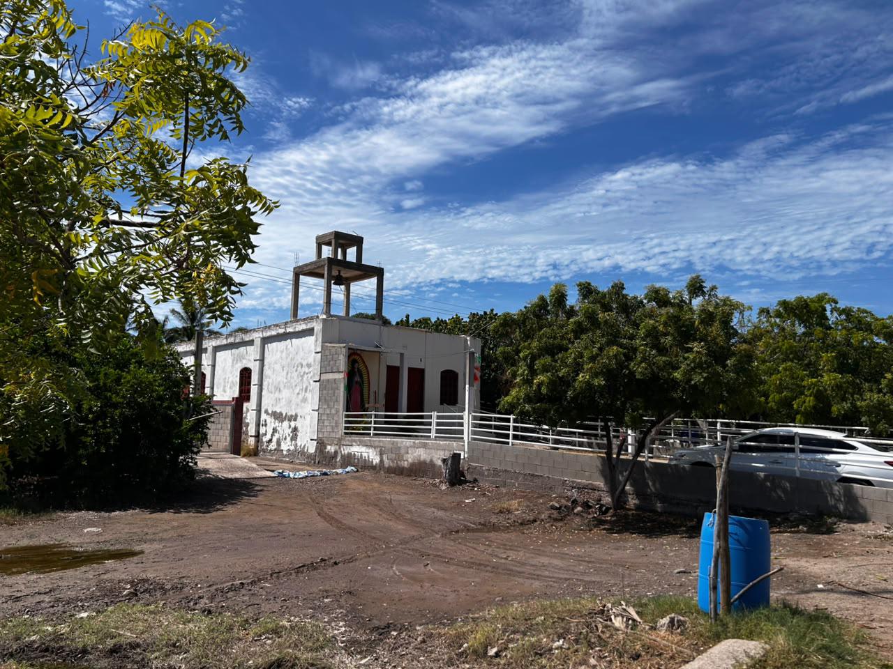 $!Continúan en Las Aguamitas entre el agua y el lodo; esperan obras para recuperar su pueblo