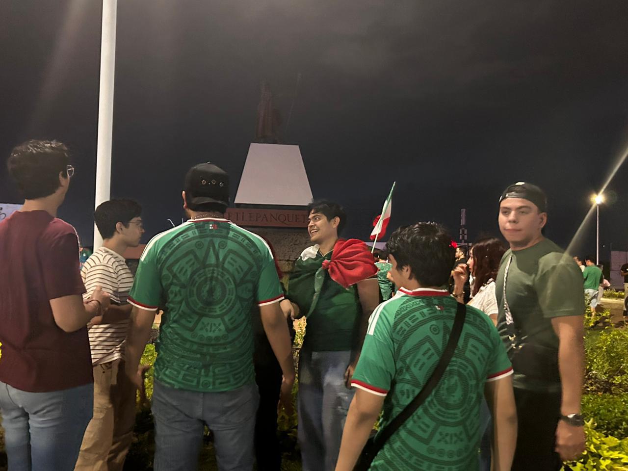 $!Afición culichi celebra en la glorieta Cuauhtémoc el pase de México a octavos del Mundial 2026