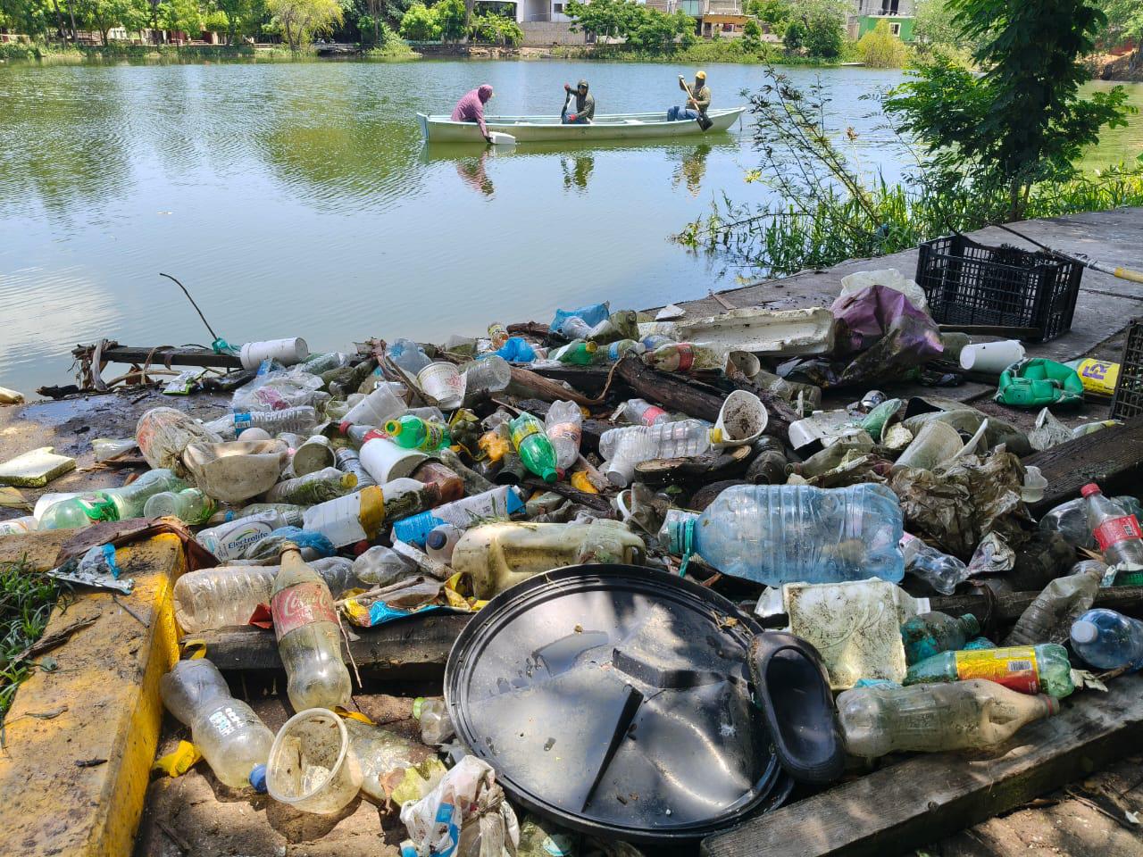 $!Servicios Públicos en Rosario atribuye a una falta de conciencia basura que termina en laguna del Iguanero
