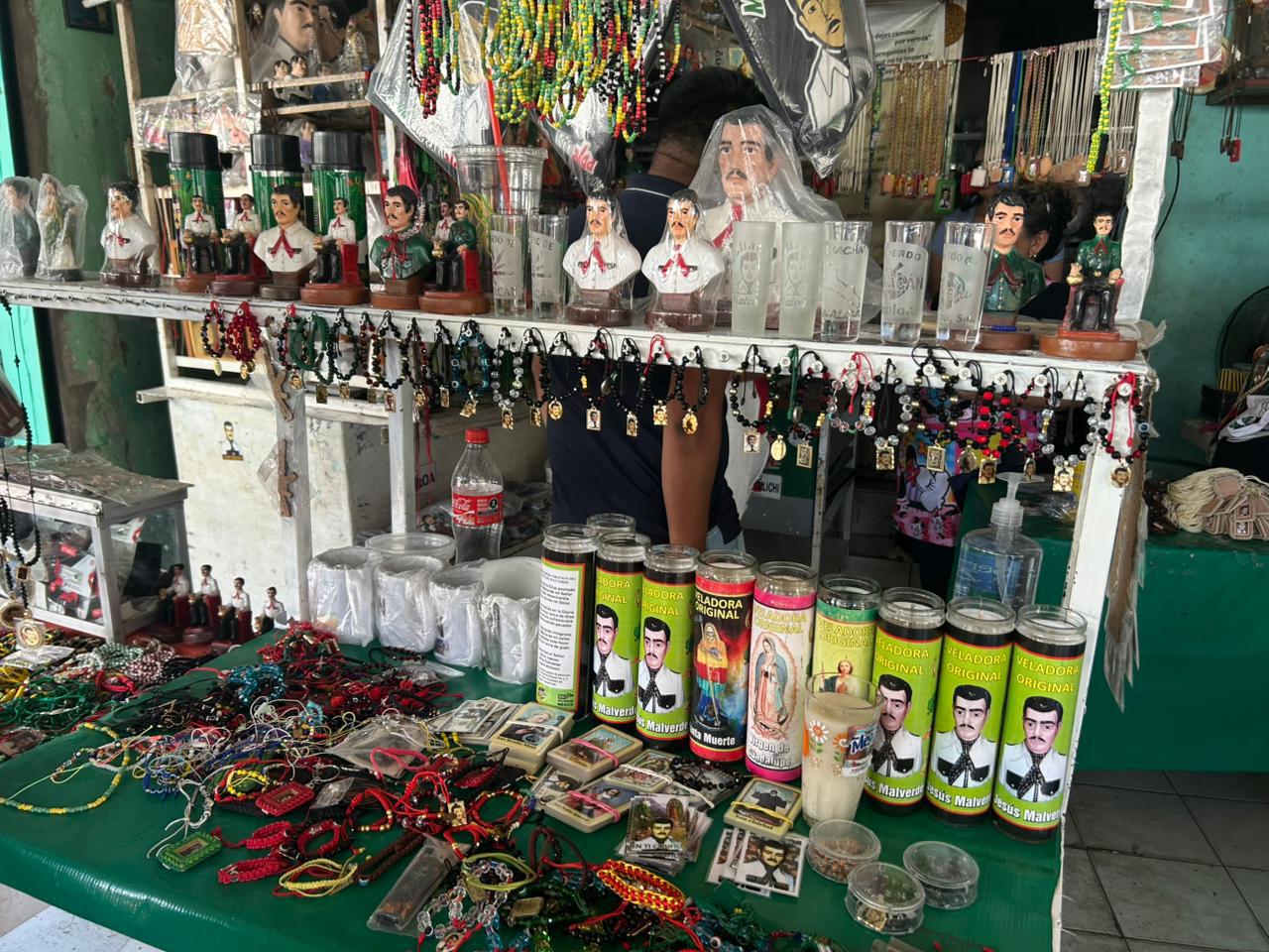 $!Bañan de fe y alcohol a Malverde en su 117 aniversario luctuoso